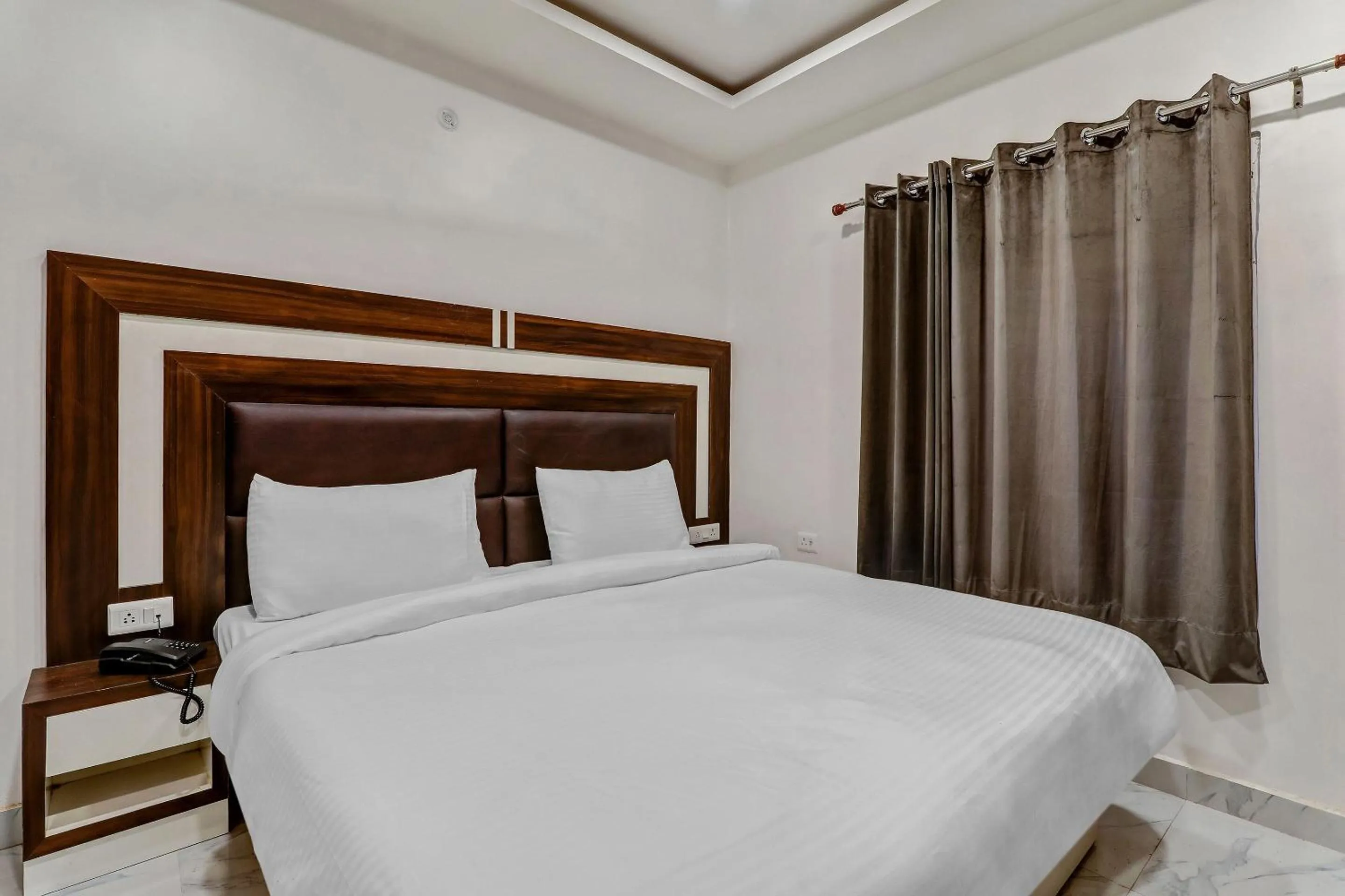 Bathroom, Bed in Super Collection O Yamuna Palace Near Gomti Riverfront Park