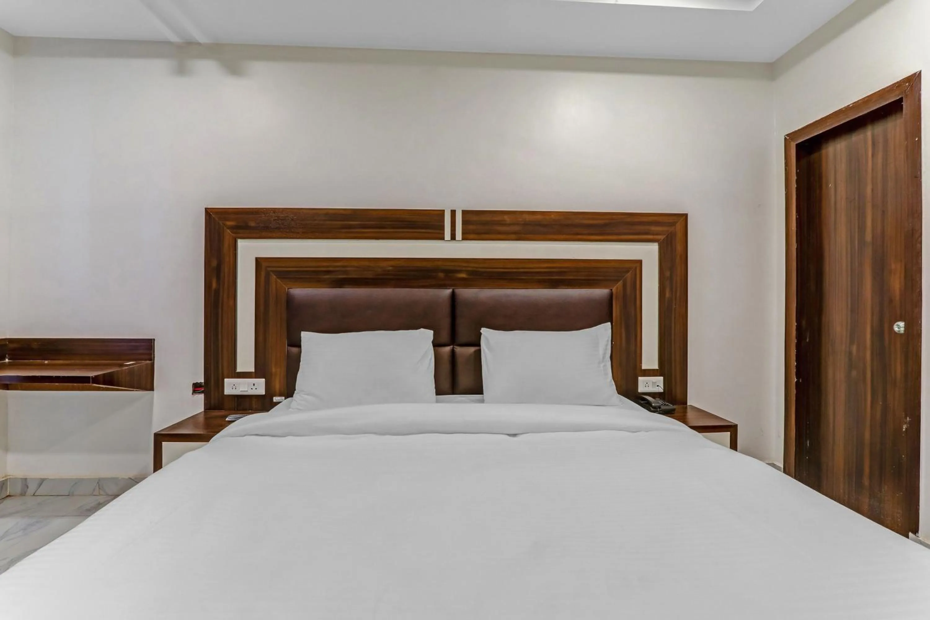 Bedroom, Bed in Super Collection O Yamuna Palace Near Gomti Riverfront Park