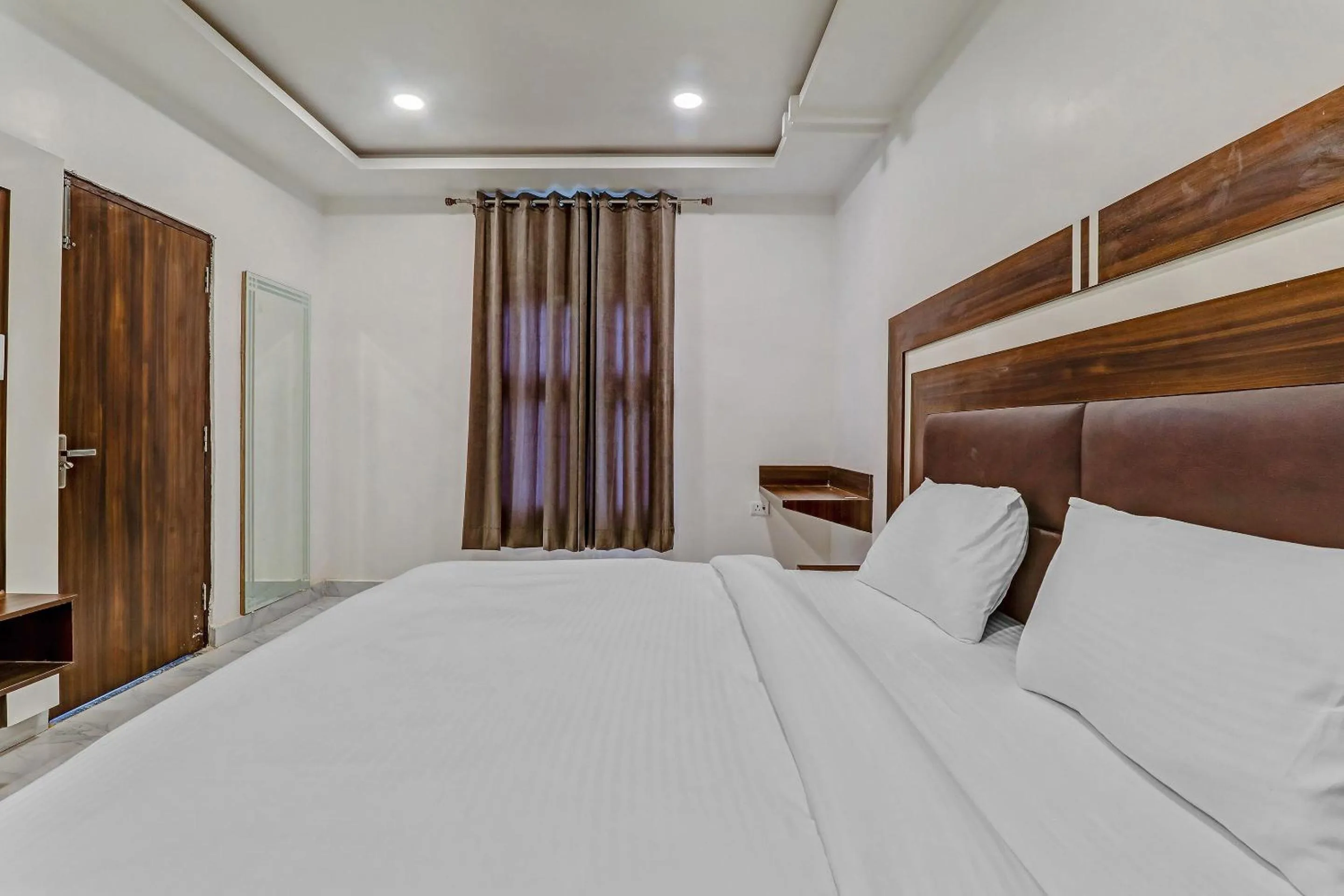 Bedroom, Bed in Super Collection O Yamuna Palace Near Gomti Riverfront Park