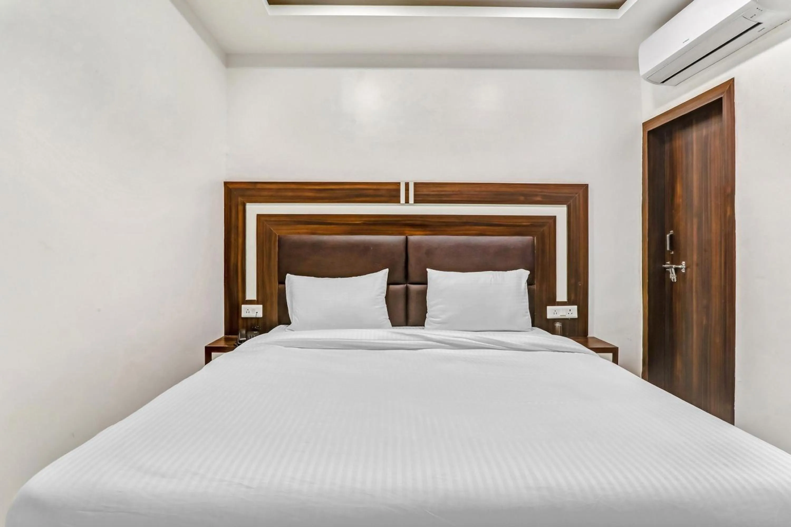 Bedroom, Bed in Super Collection O Yamuna Palace Near Gomti Riverfront Park