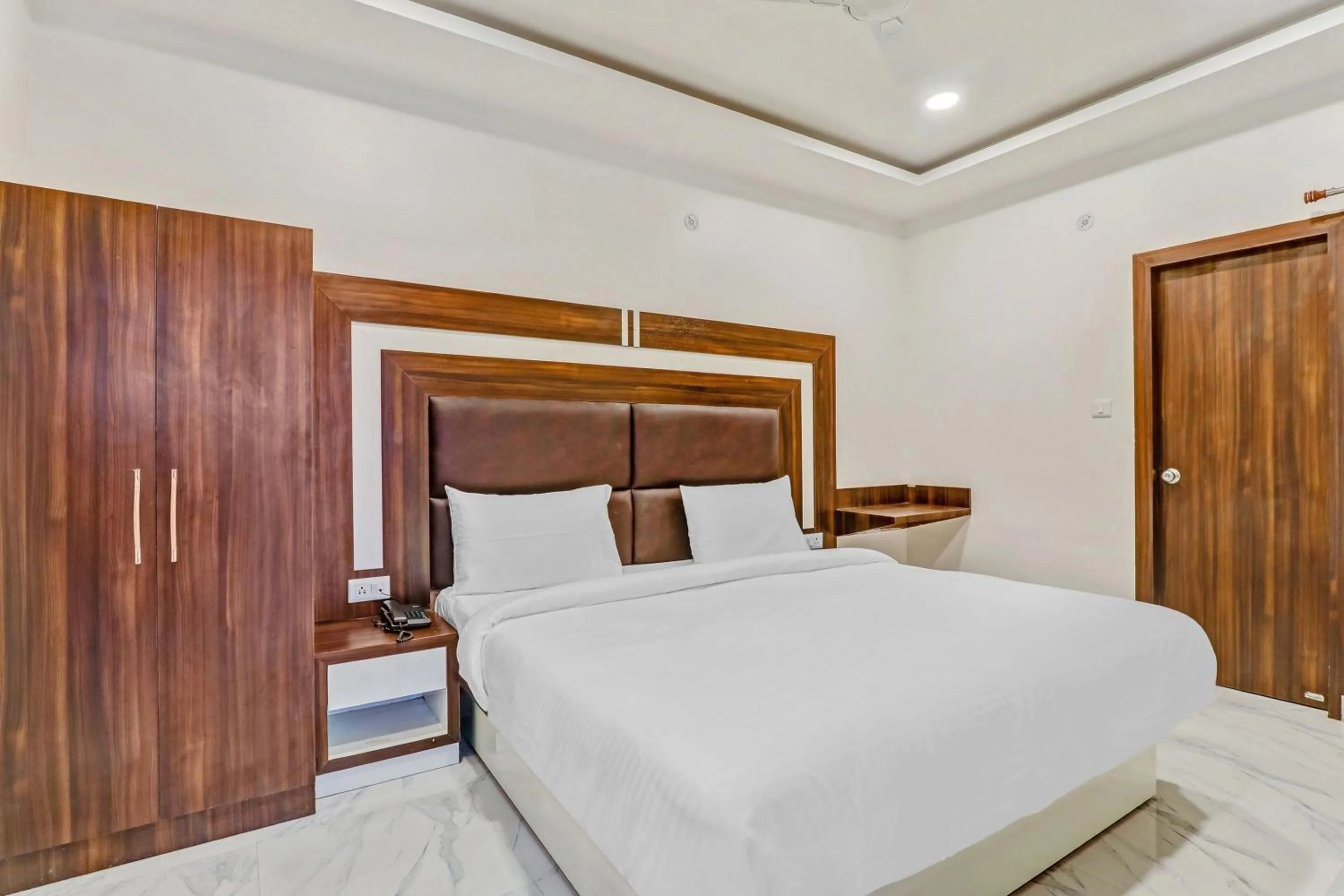 Bedroom, Bed in Super Collection O Yamuna Palace Near Gomti Riverfront Park