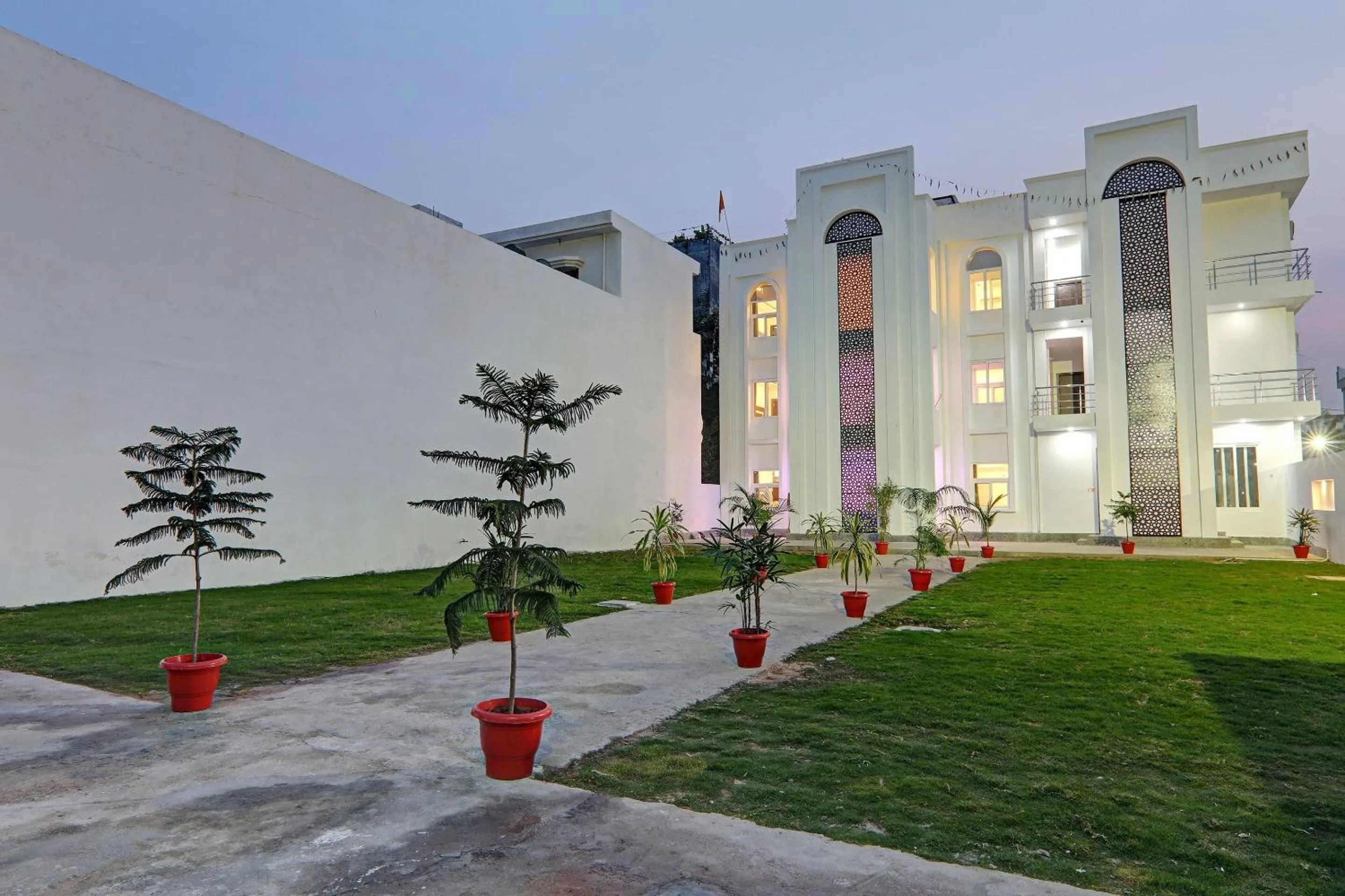 Facade/entrance in Super Collection O Yamuna Palace Near Gomti Riverfront Park