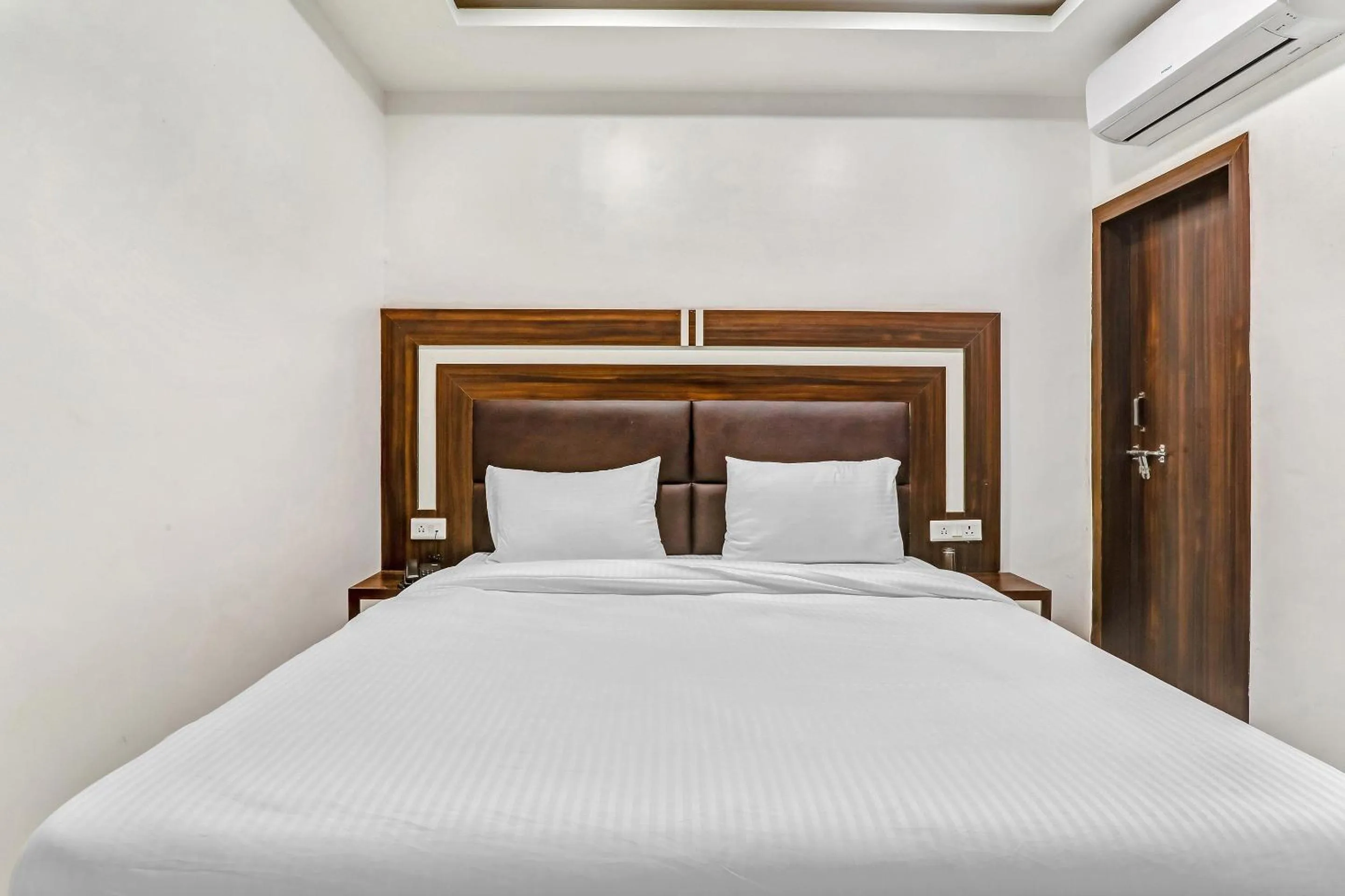 Bedroom, Bed in Super Collection O Yamuna Palace Near Gomti Riverfront Park