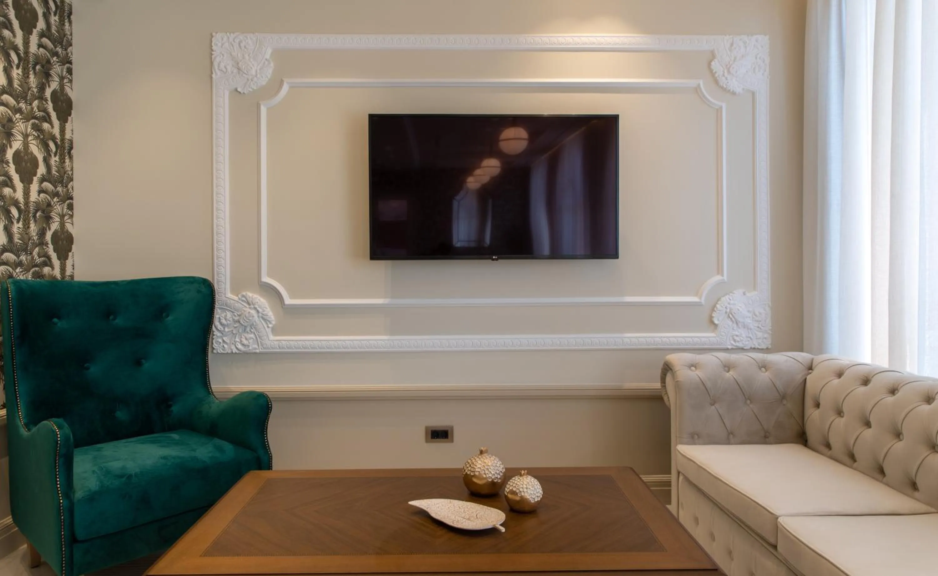 Communal lounge/ TV room in Capolavoro Suites