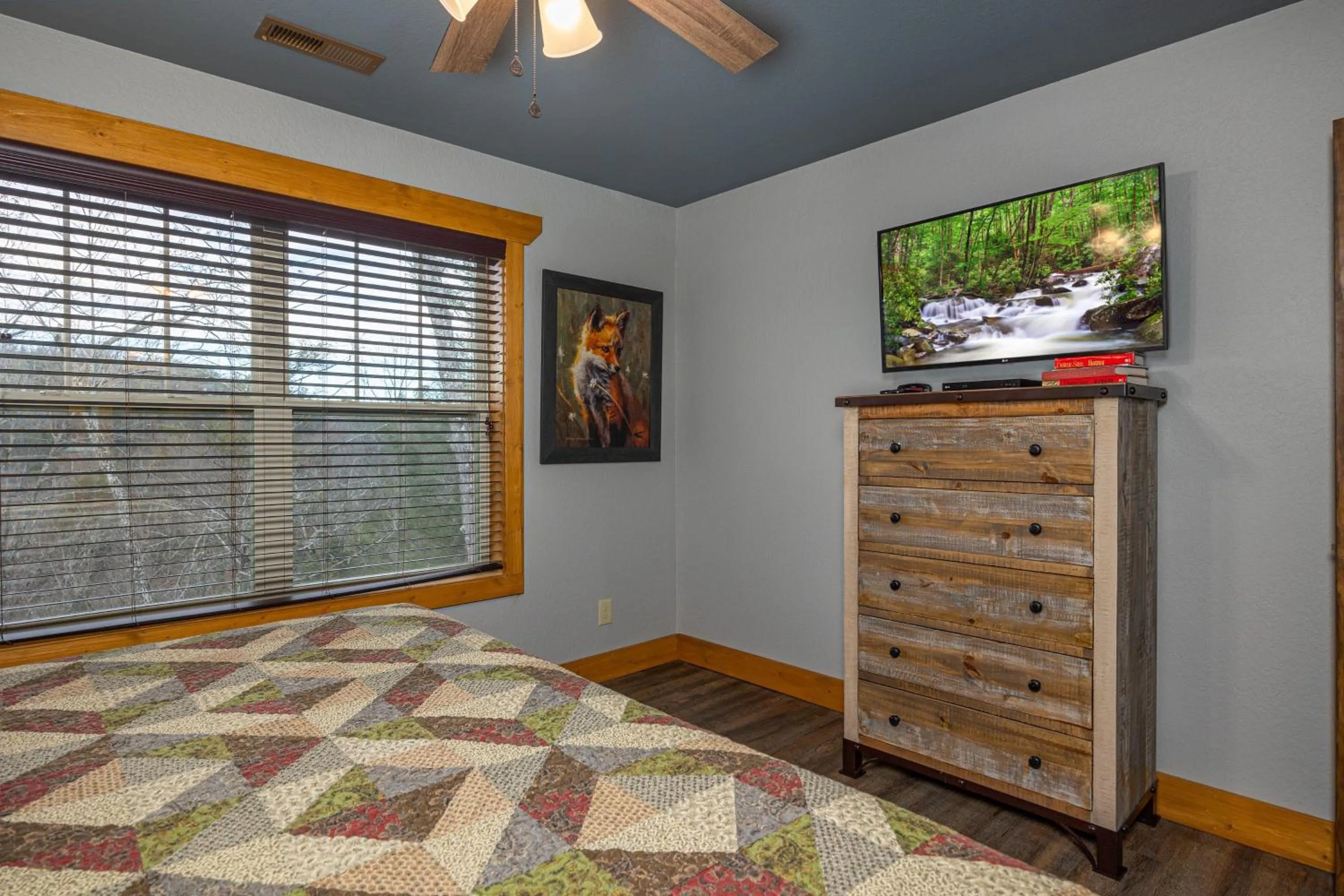 Bed in Mountain Sunrise Pool Cottage chalet