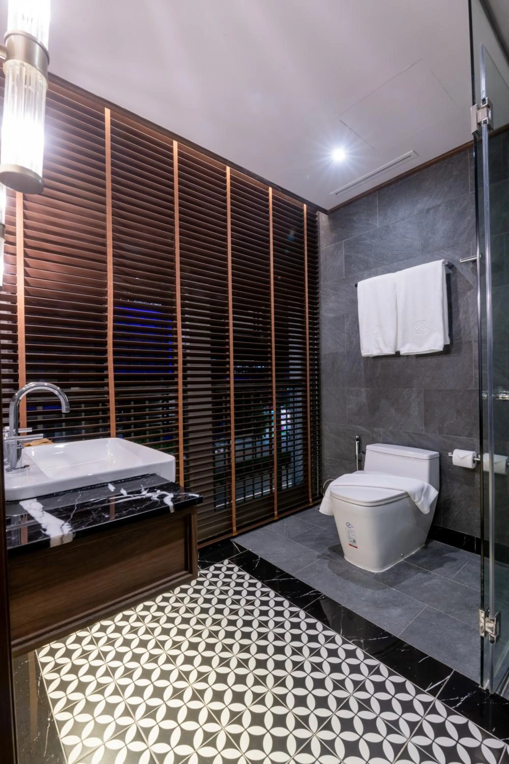 Bathroom, Bed in Hotel MOCO