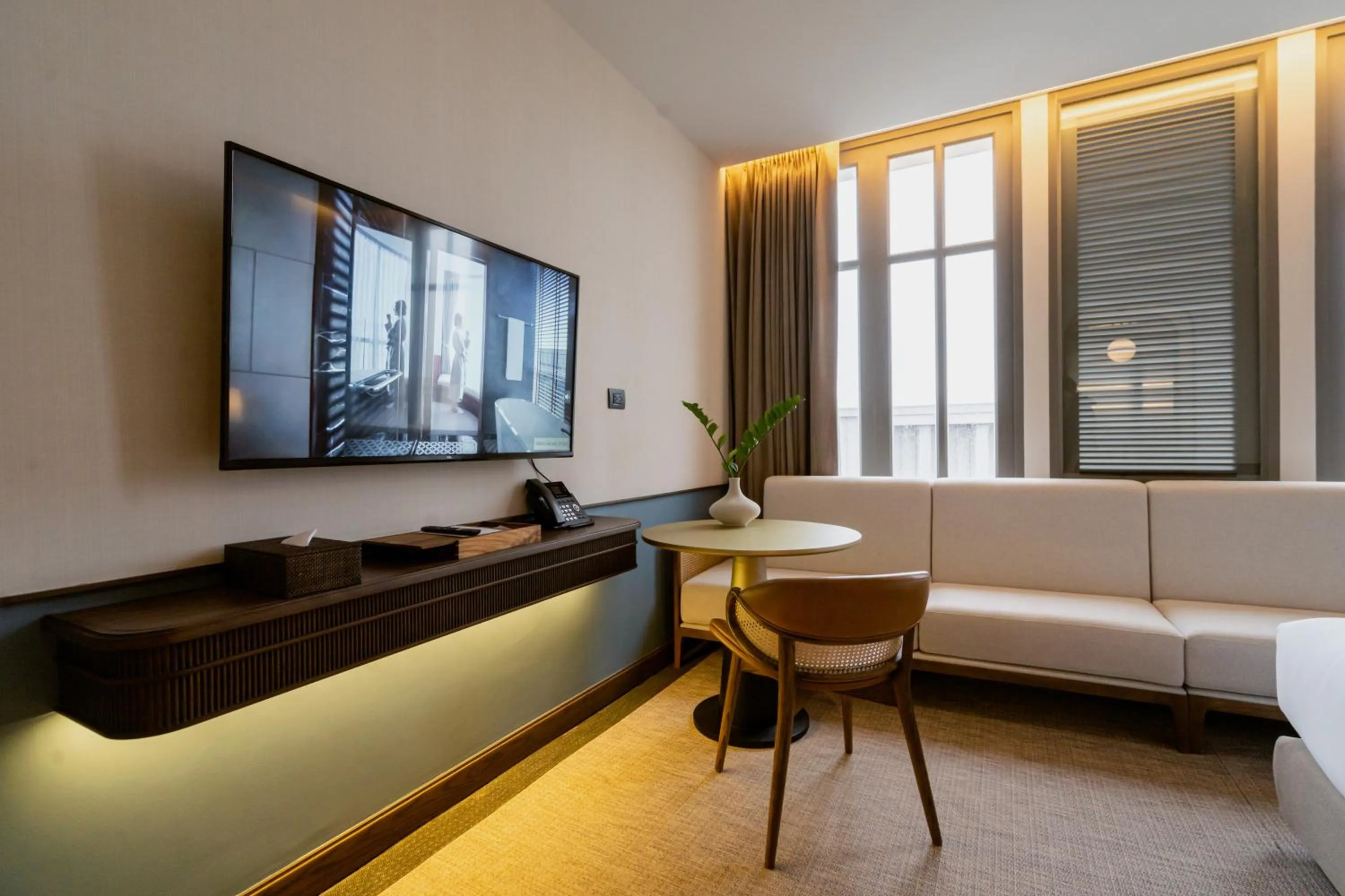 Communal lounge/ TV room, Bed in Hotel MOCO