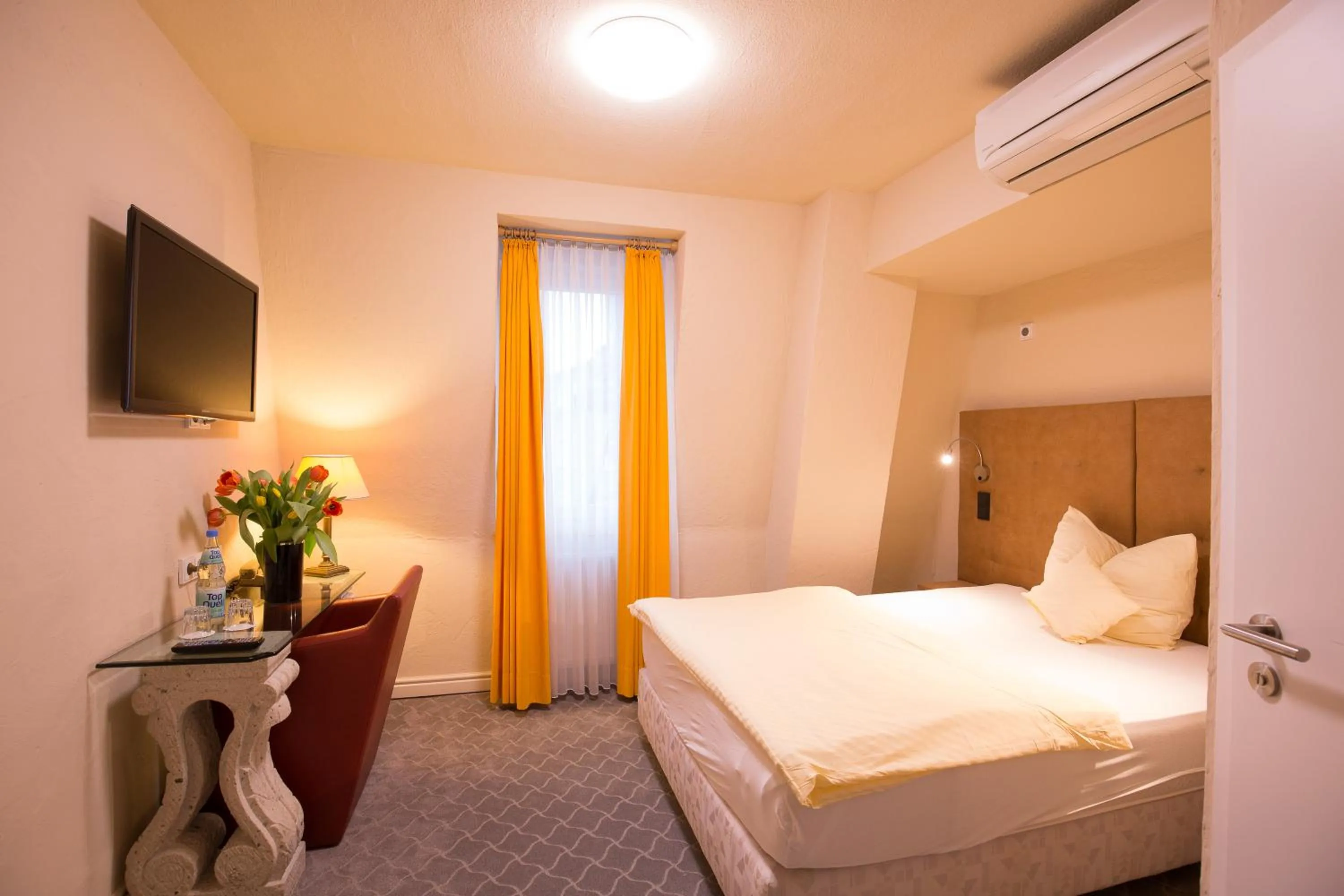 Photo of the whole room, Bed in Hotel Heidelberger Hof