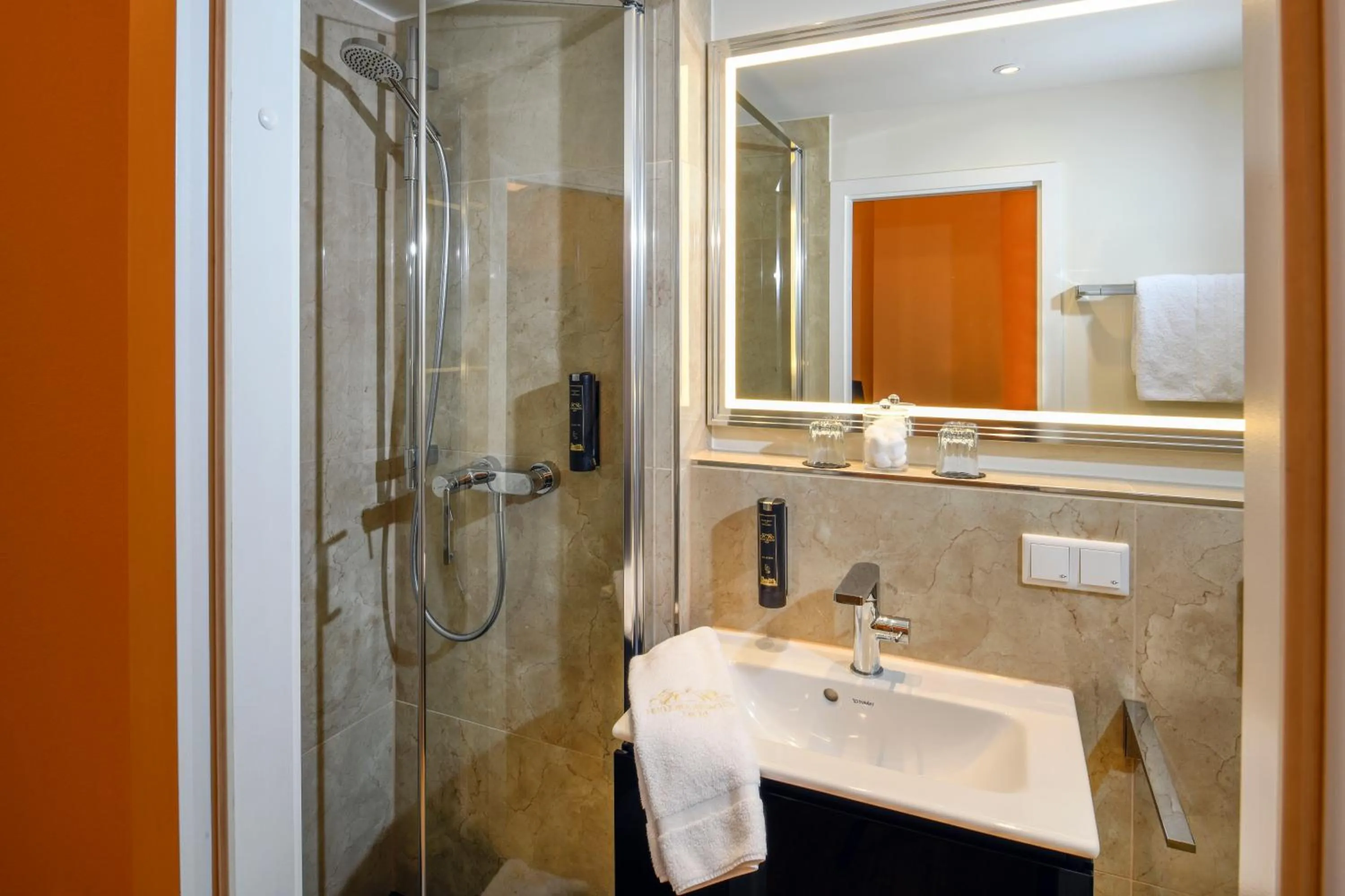 Bathroom in Hotel Heidelberger Hof