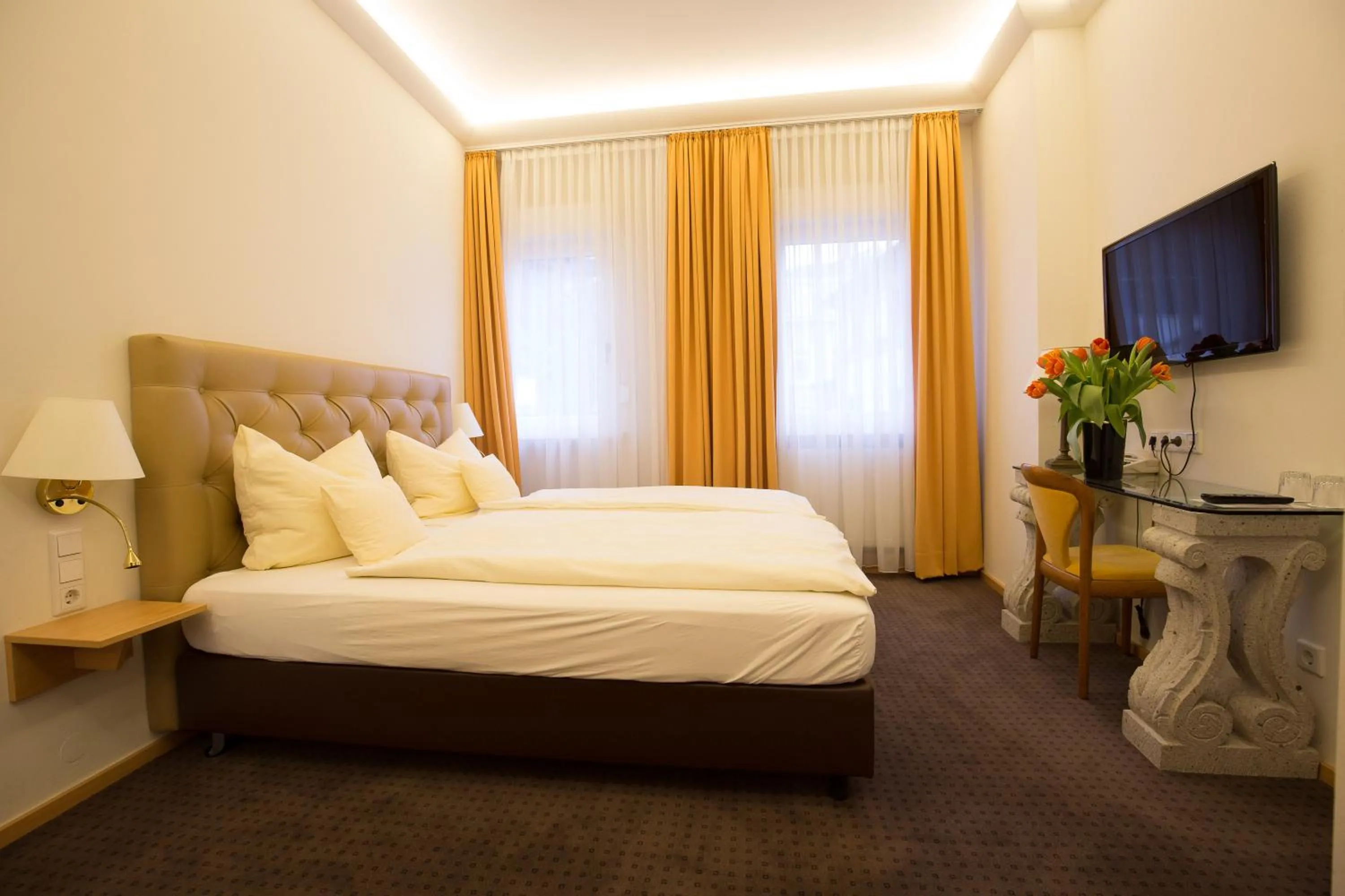 Photo of the whole room, Bed in Hotel Heidelberger Hof