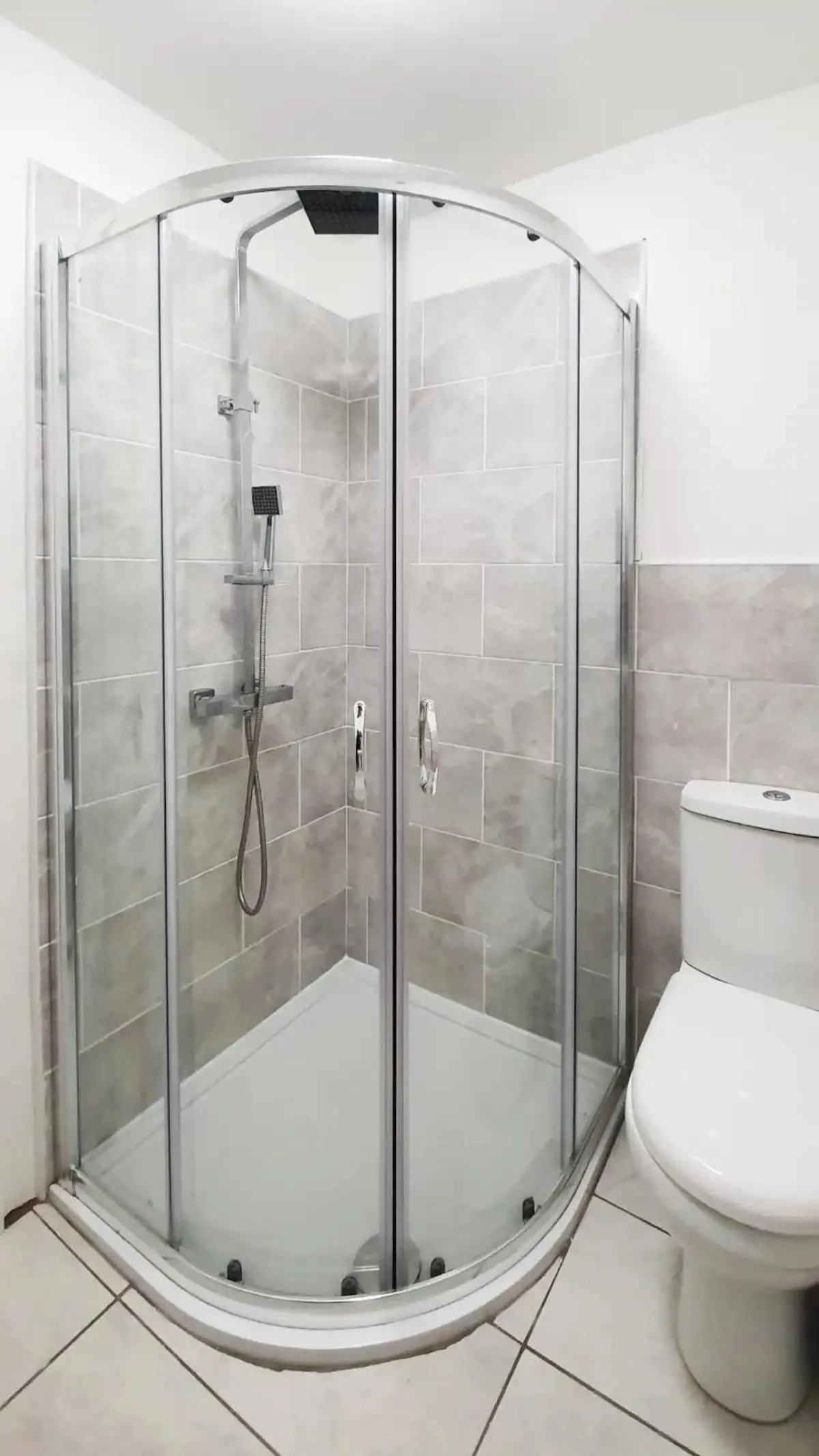 Bathroom in Bemersyde Guest House