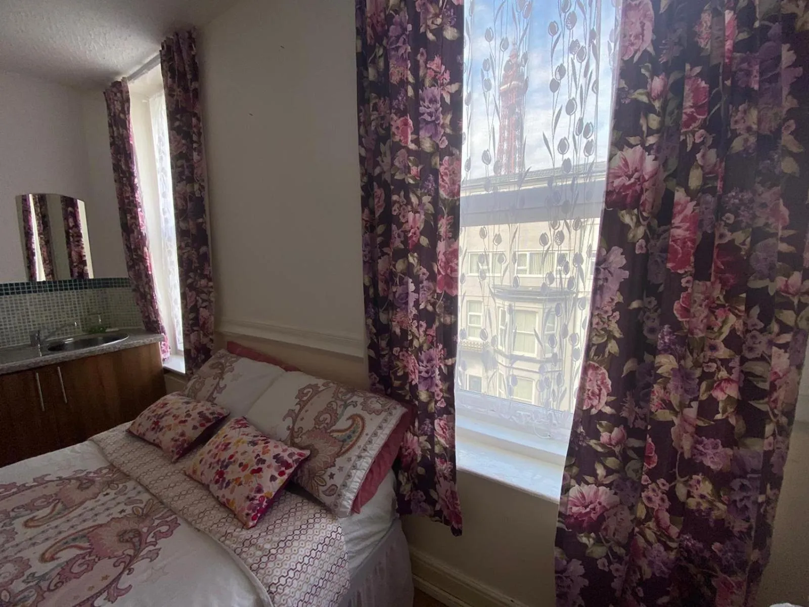 Shower, Bed in Mellory hotel