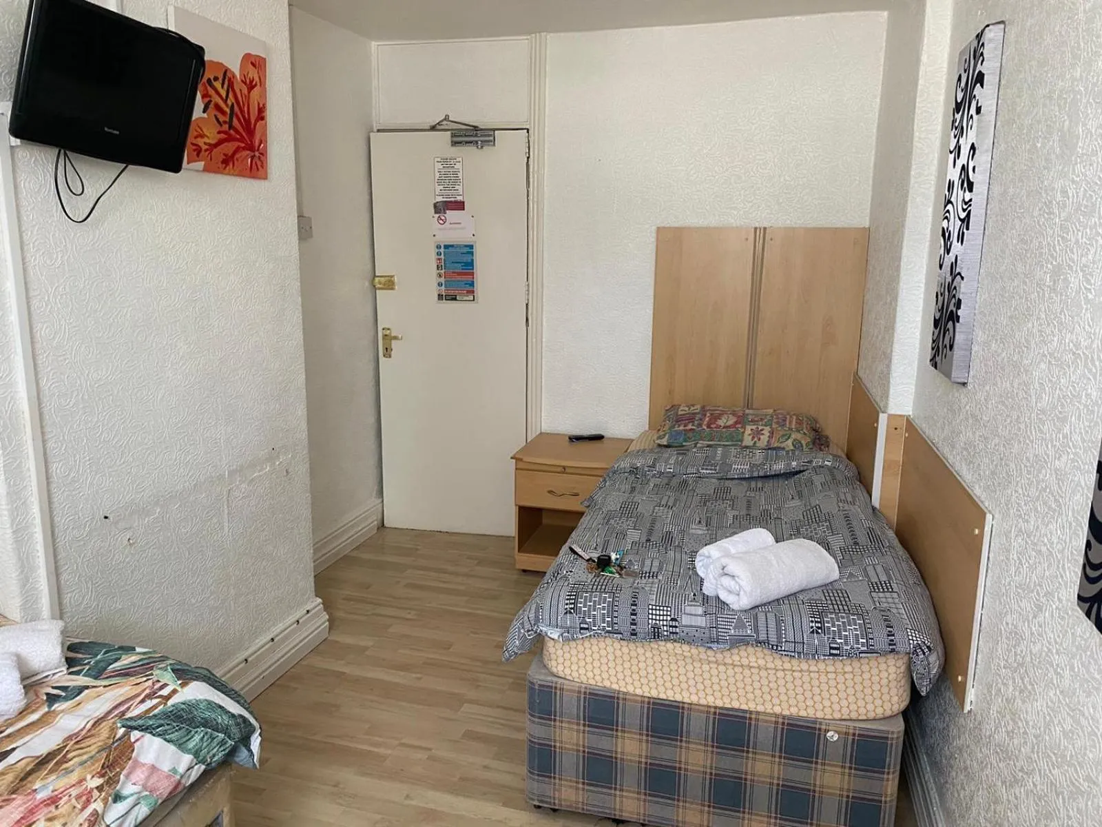 Communal lounge/ TV room, Bed in Mellory hotel