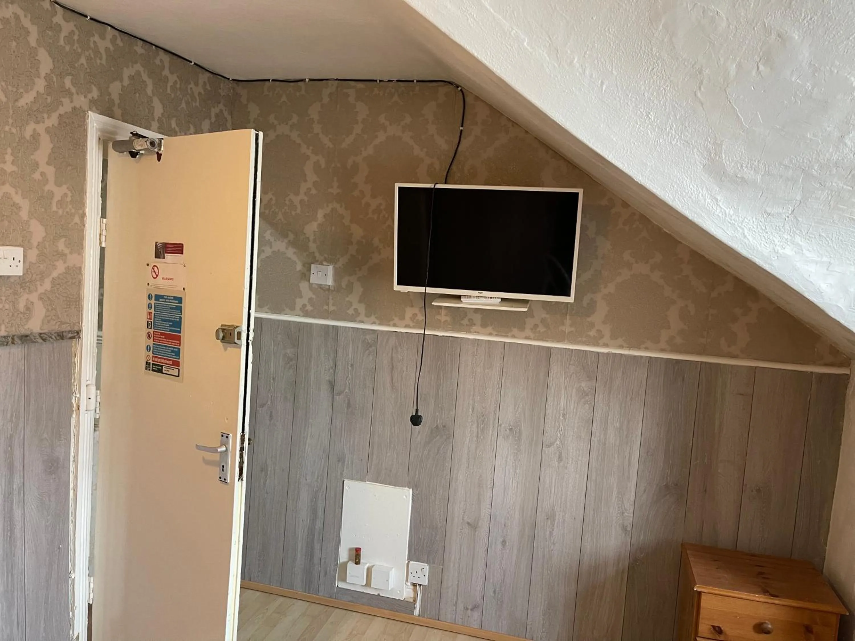 Communal lounge/ TV room in Mellory hotel