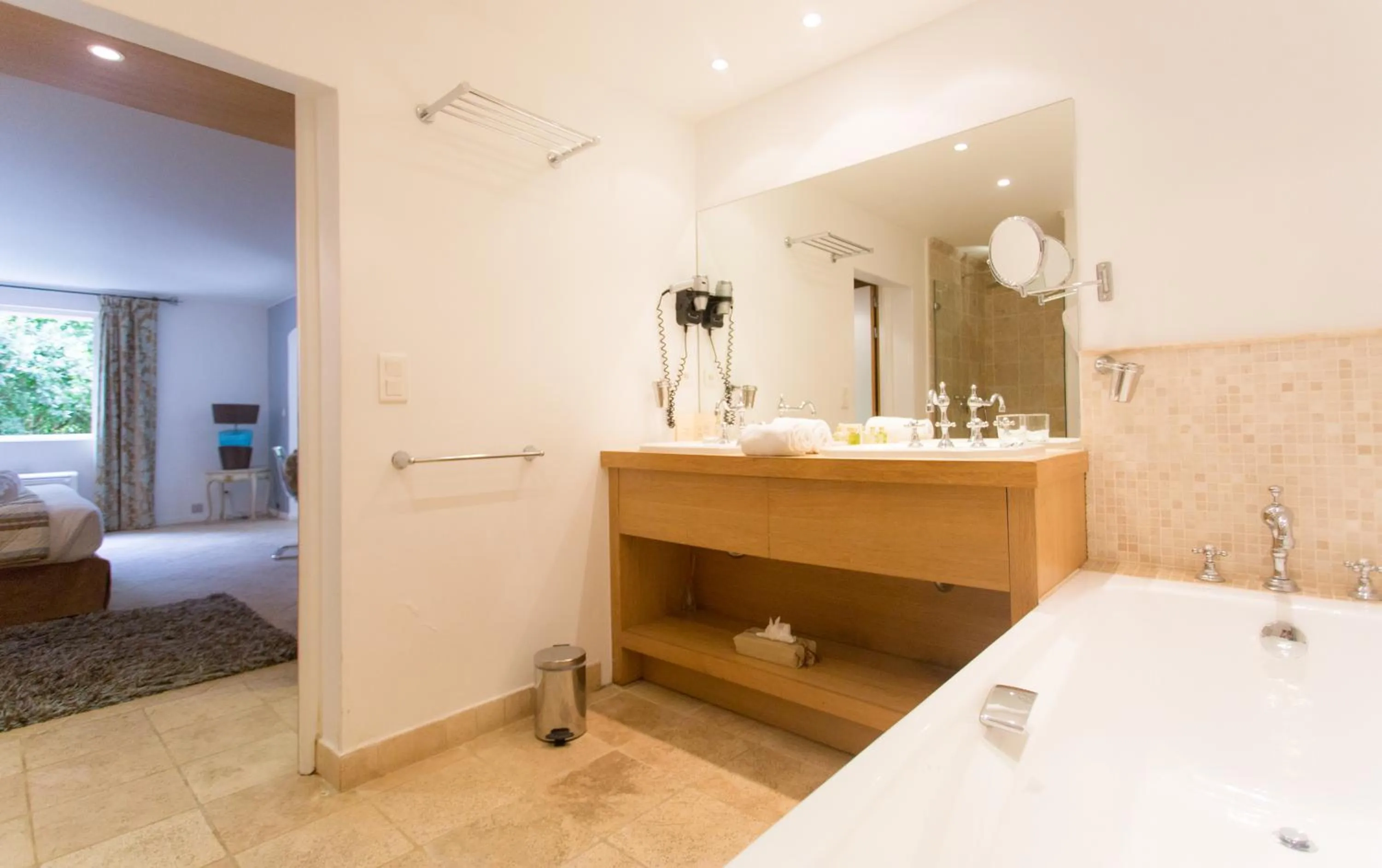 Bathroom, Bed in Hotel Le Verger Maelvi