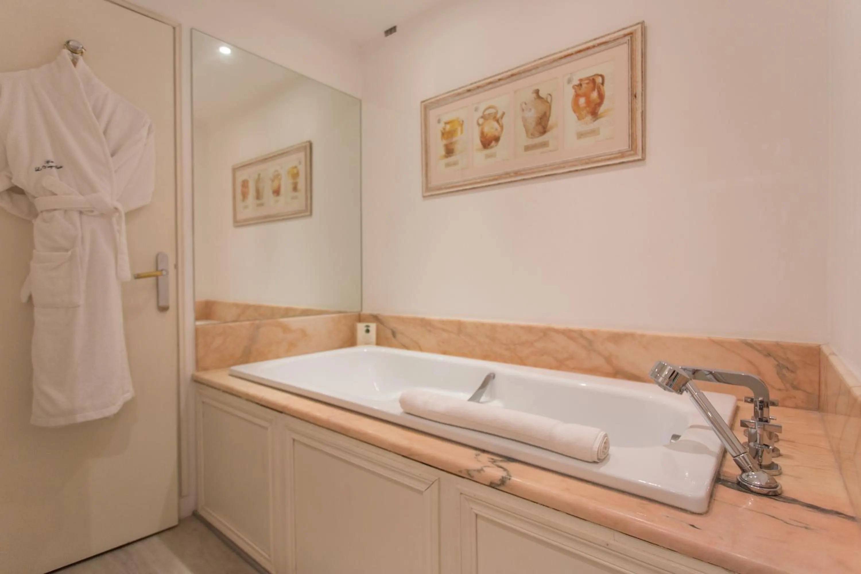 Bathroom in Hotel Le Verger Maelvi