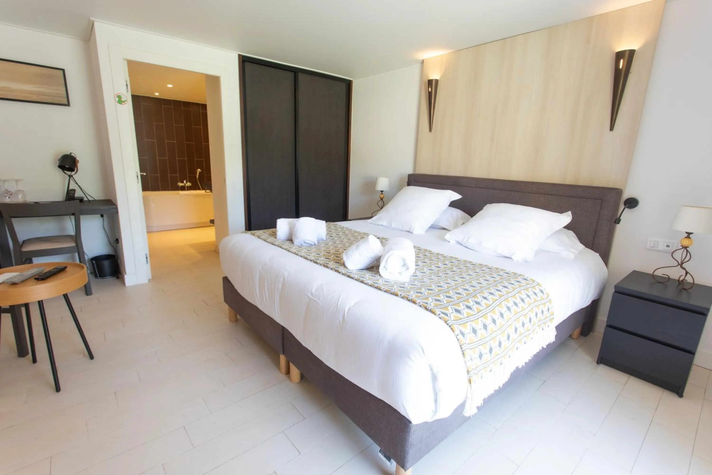 Bedroom, Bed in Hotel Le Verger Maelvi