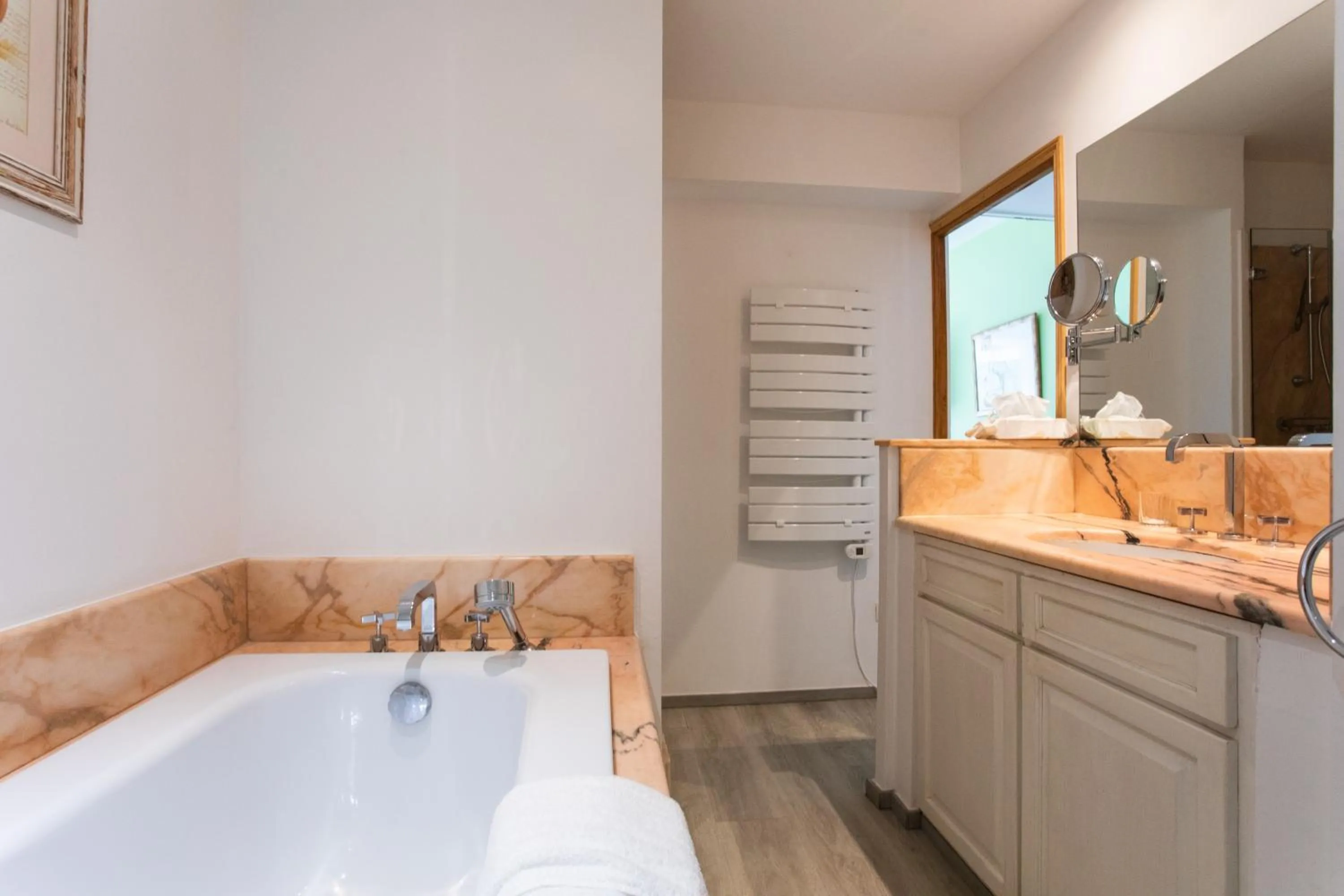 Bathroom in Hotel Le Verger Maelvi