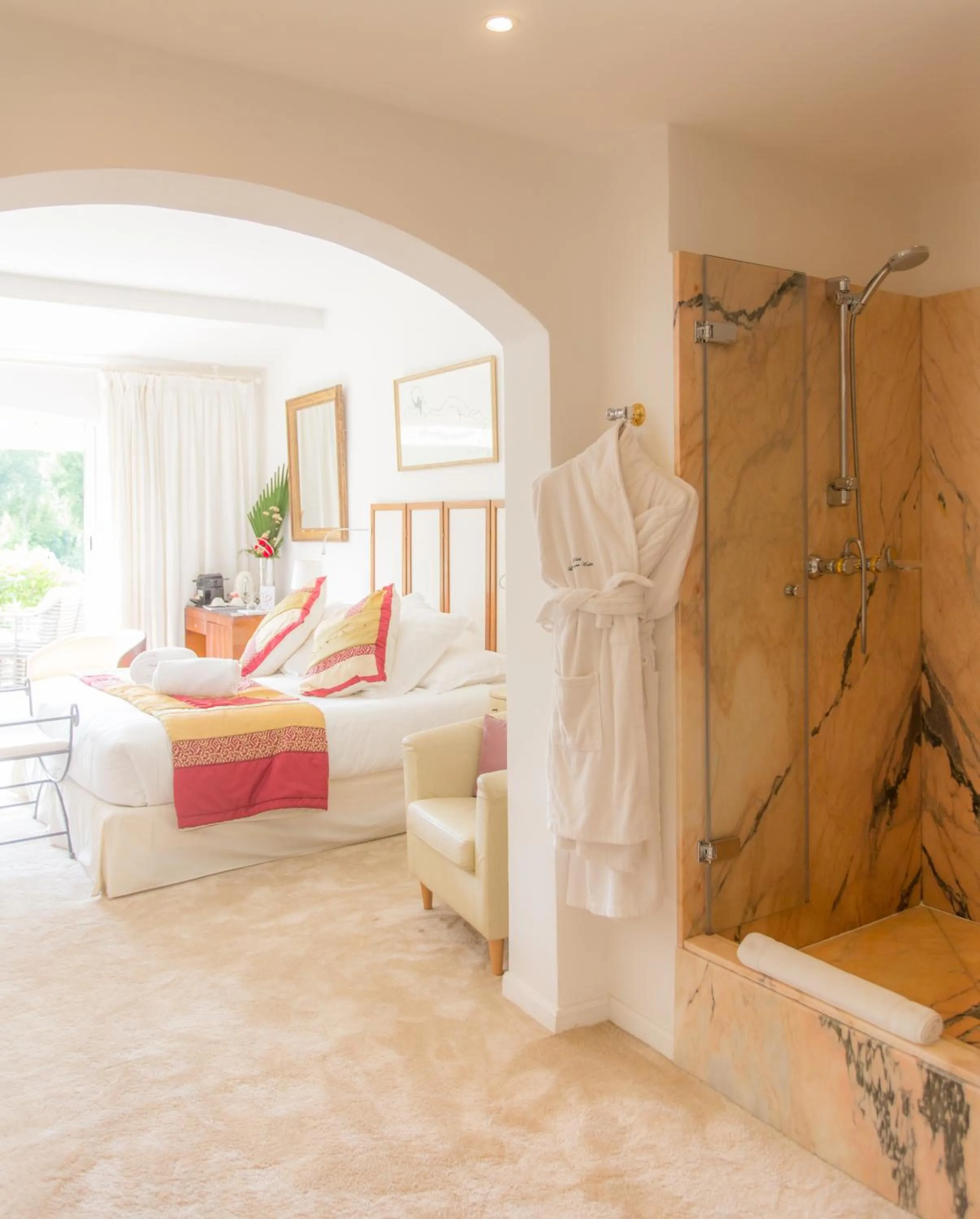 Bathroom, Bed in Hotel Le Verger Maelvi