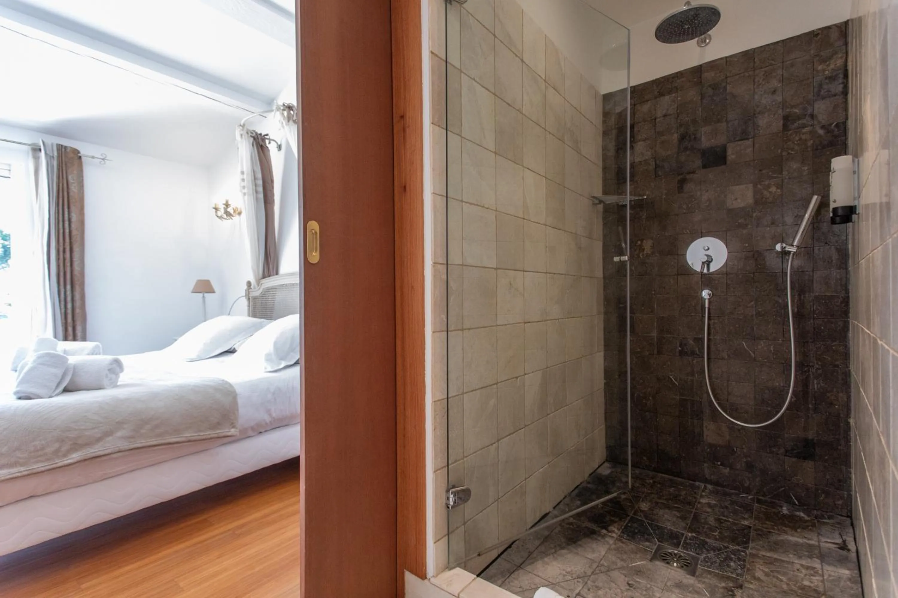 Shower, Bed in Hotel Le Verger Maelvi