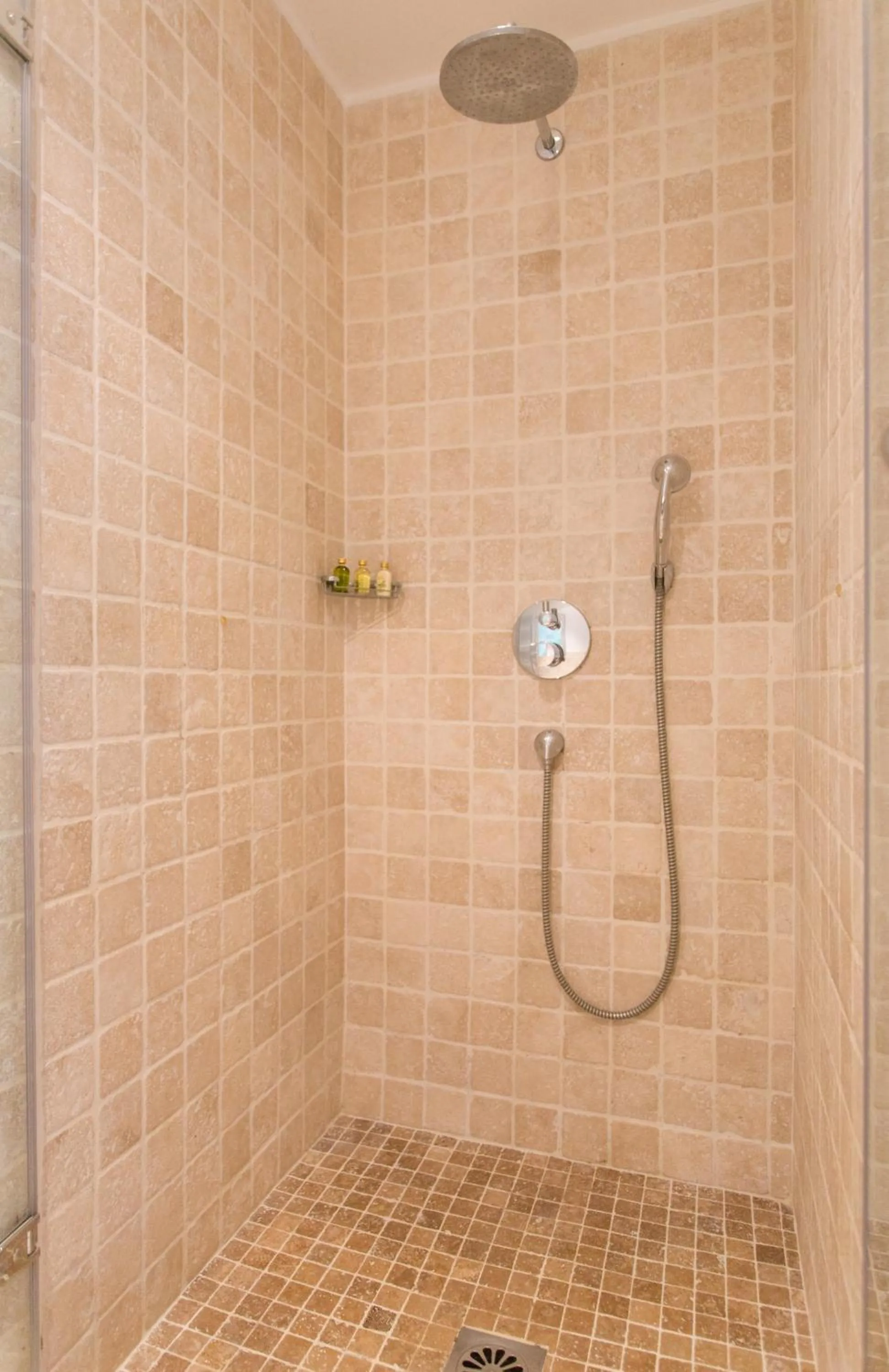 Bathroom in Hotel Le Verger Maelvi