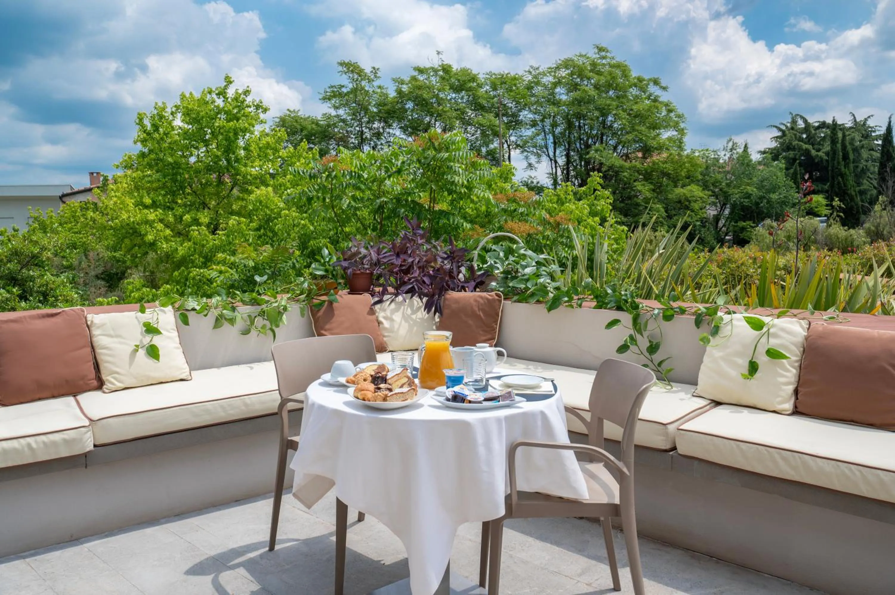 Breakfast in Porta Altinia Suites