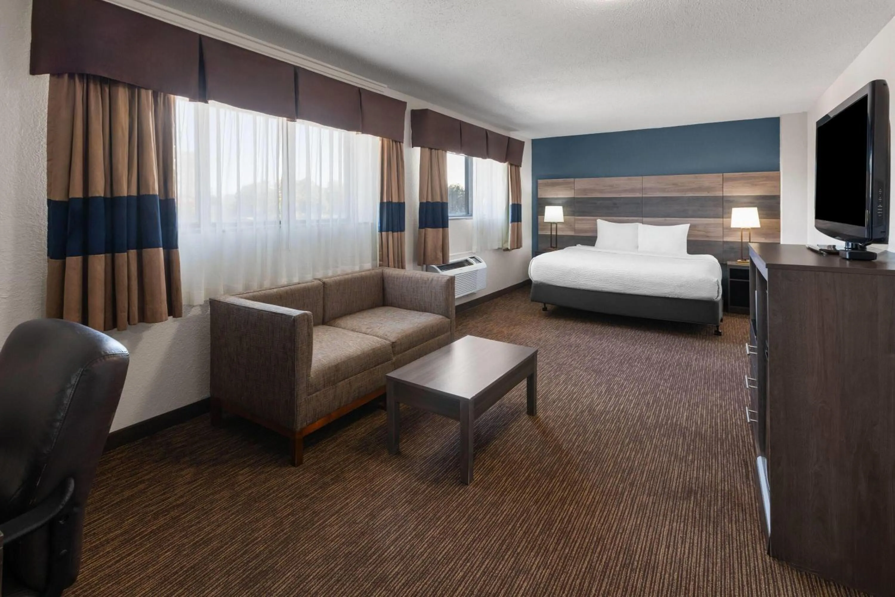 Photo of the whole room, Bed in Baymont by Wyndham Downtown Detroit