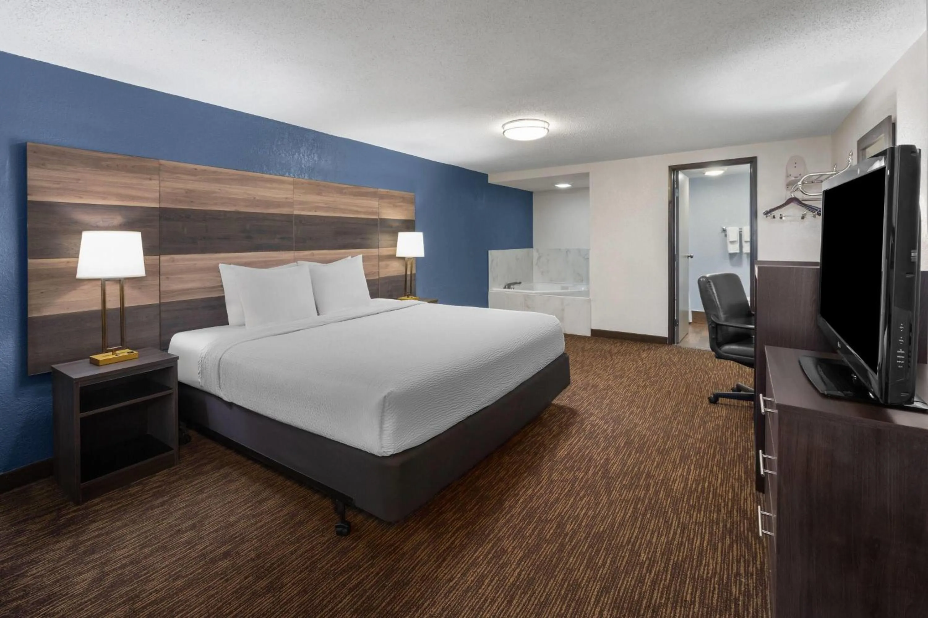 Photo of the whole room, Bed in Baymont by Wyndham Downtown Detroit