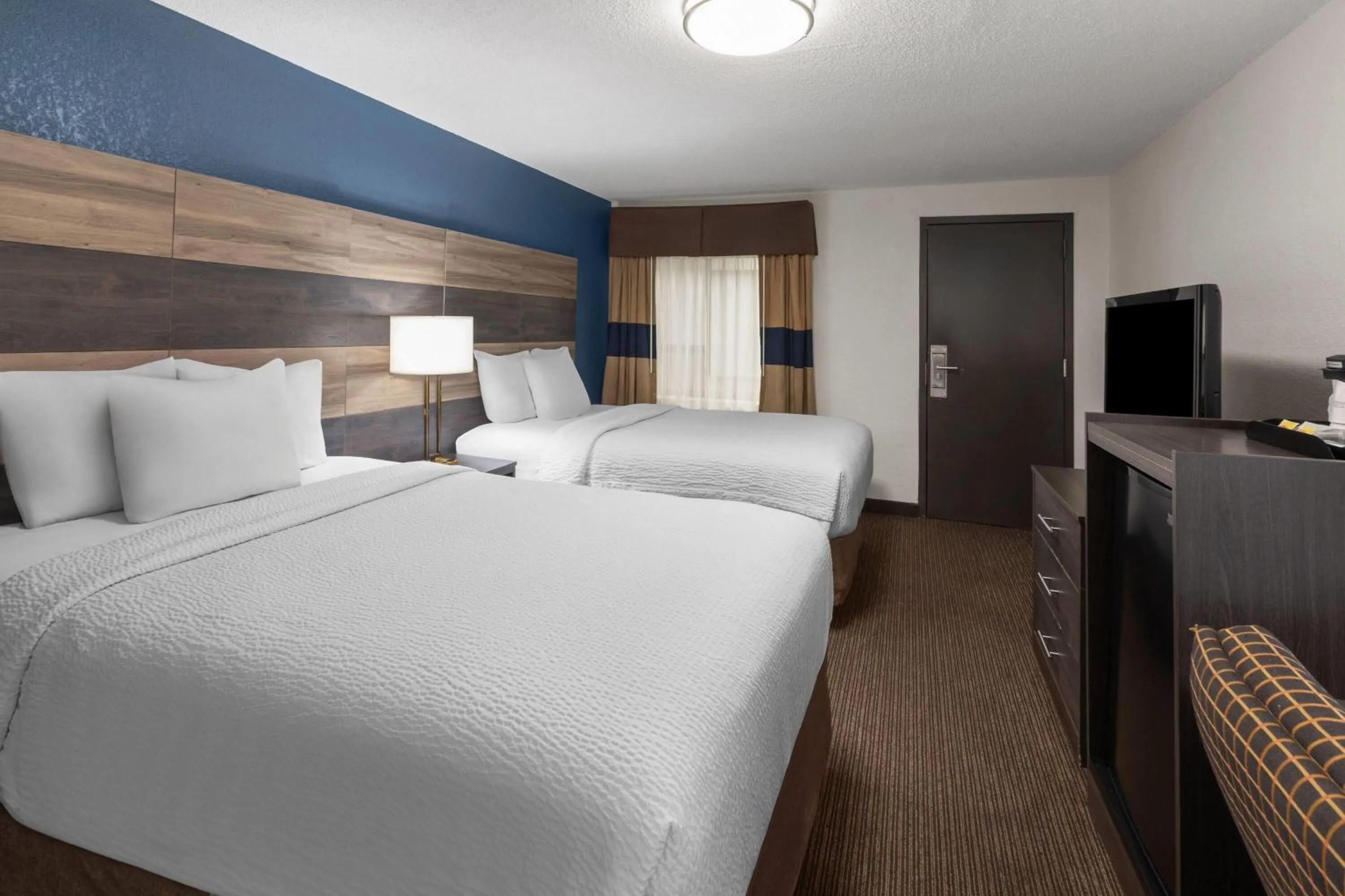 Photo of the whole room, Bed in Baymont by Wyndham Downtown Detroit