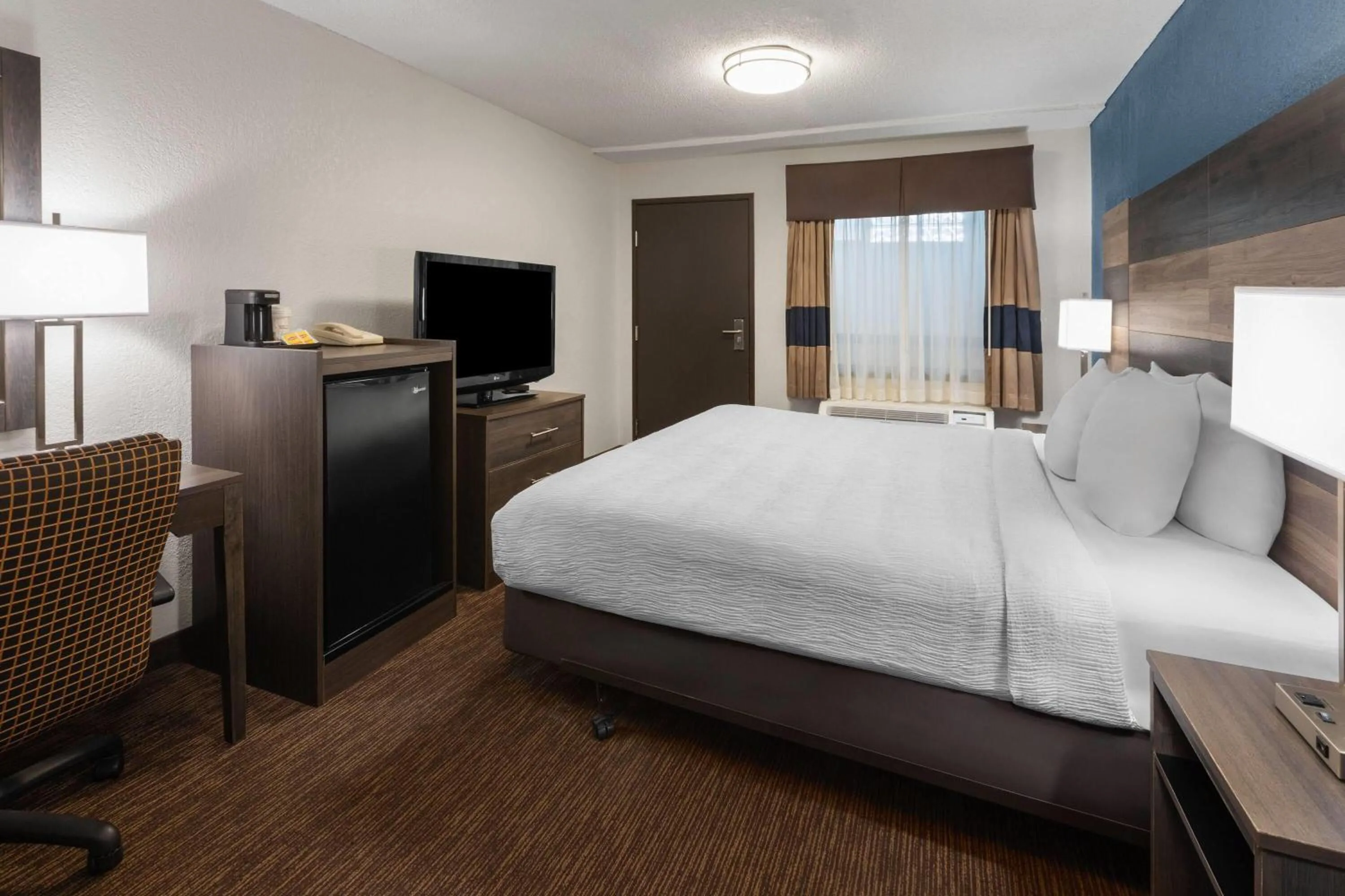 Photo of the whole room, Bed in Baymont by Wyndham Downtown Detroit