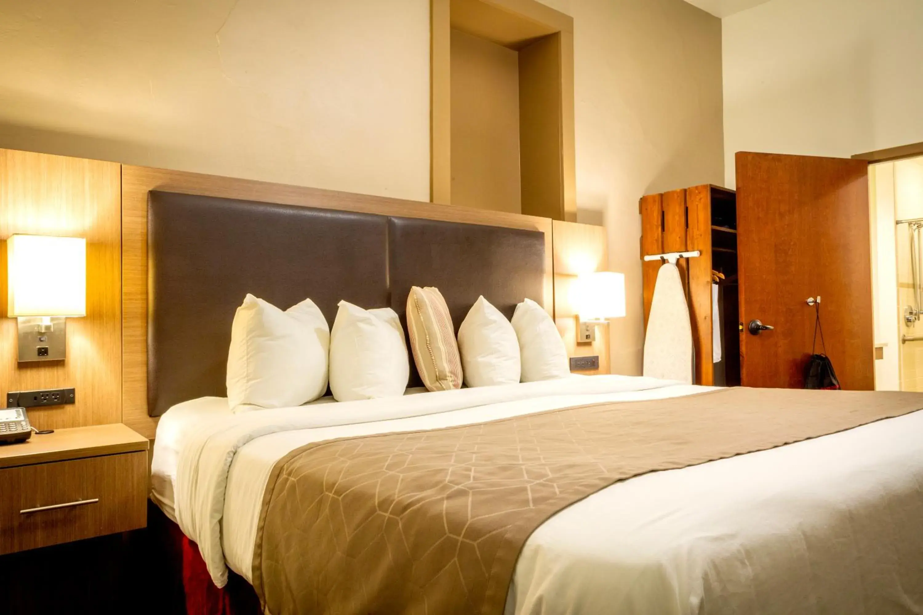 King Room - Disability Access in Historic Hotel Arvon King Room - Disability Access in Historic Hotel Arvon