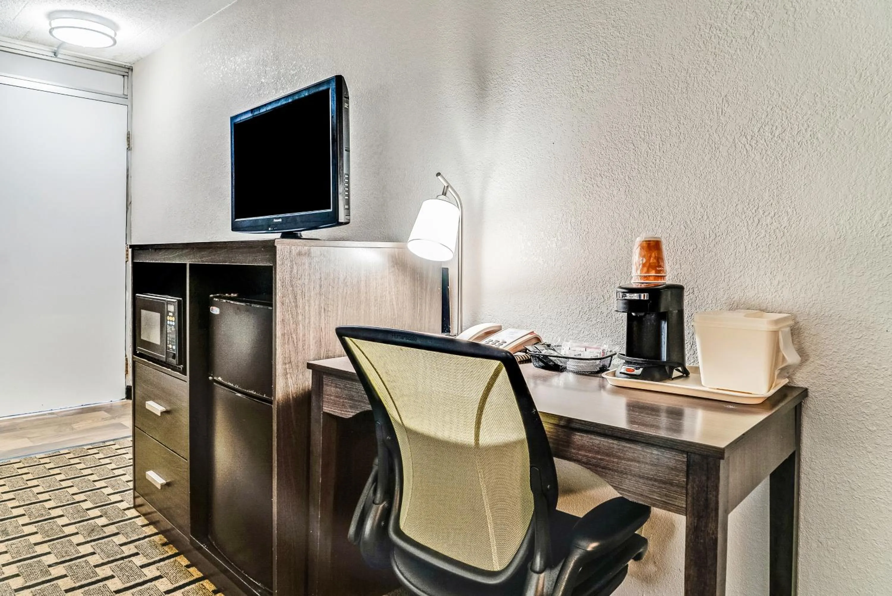 TV and multimedia in Quality Inn Detroit Downtown