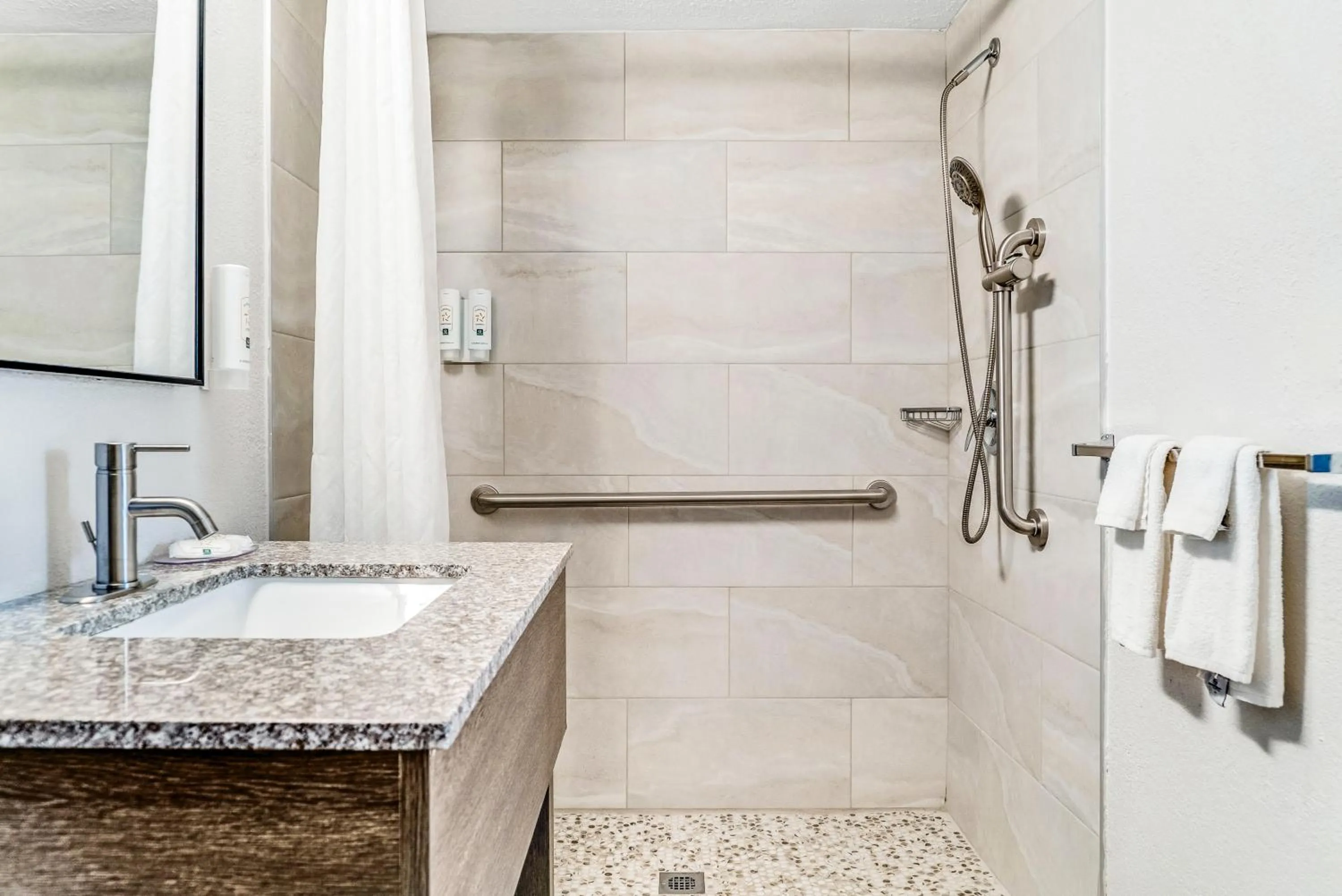 Shower in Quality Inn Detroit Downtown