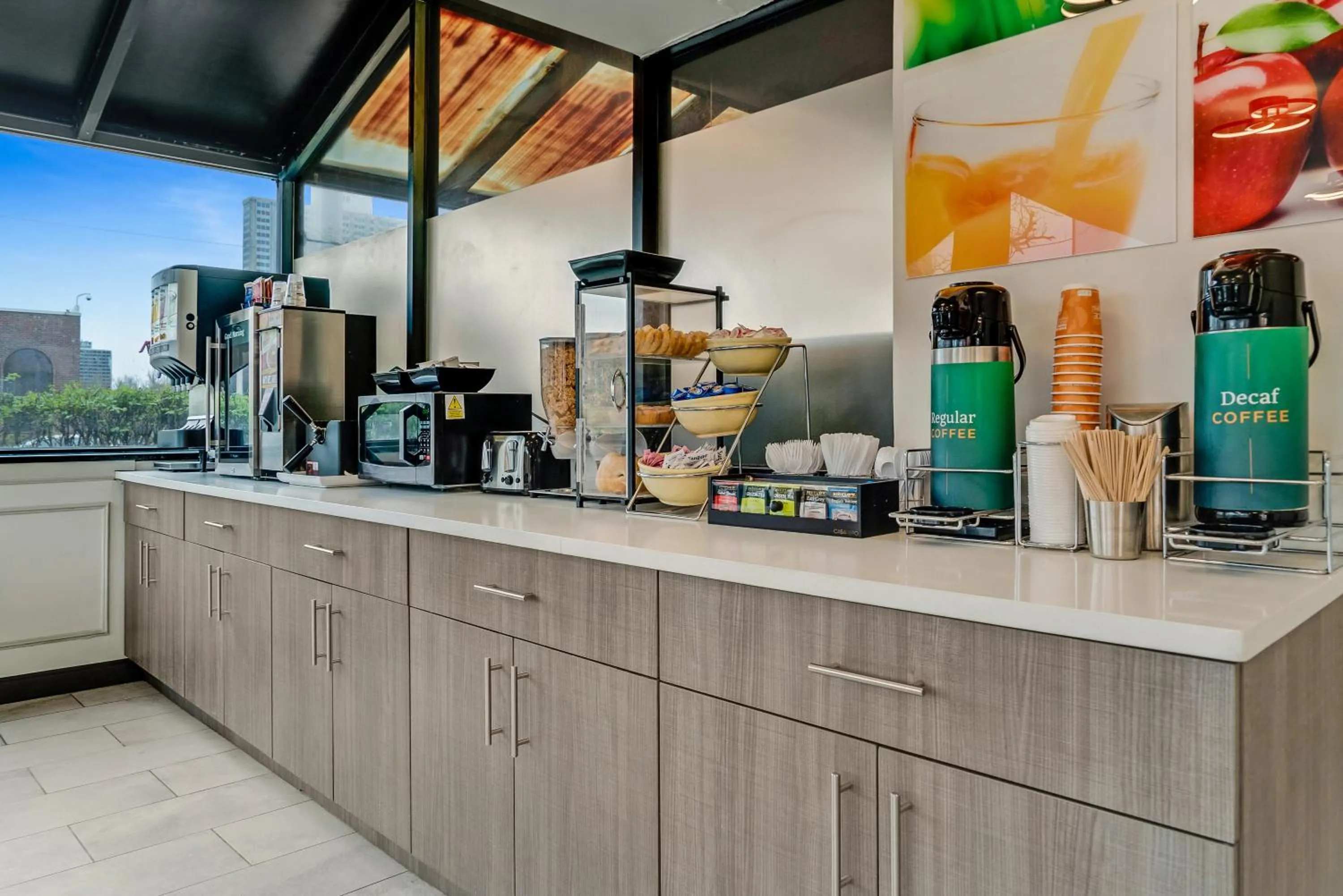 Coffee/tea facilities in Quality Inn Detroit Downtown