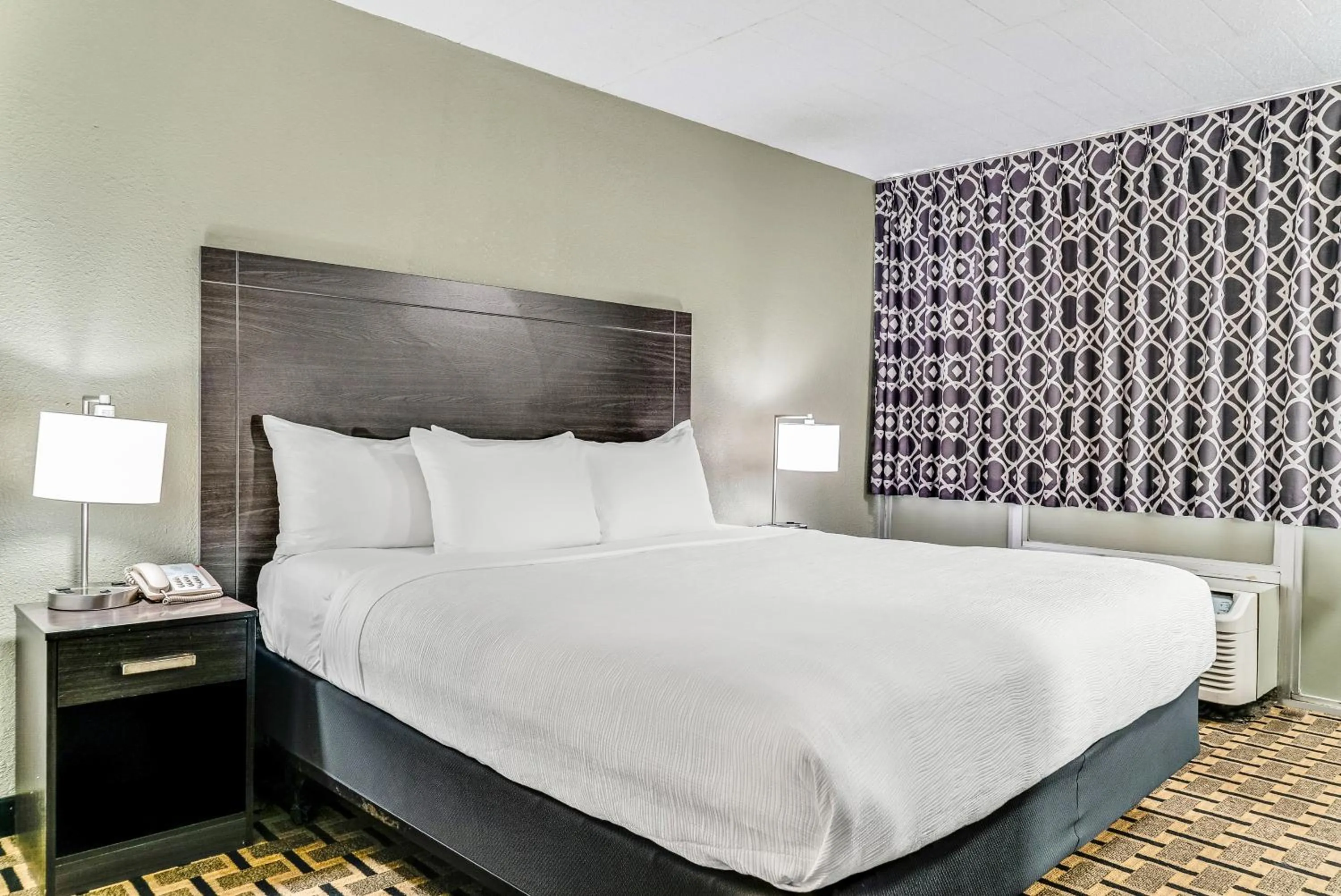 Bed in Quality Inn Detroit Downtown