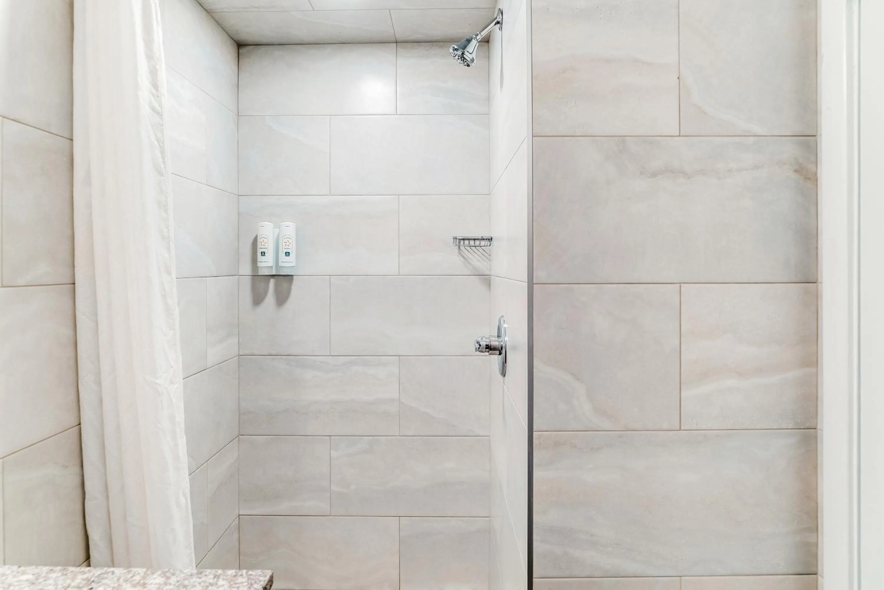 Shower in Quality Inn Detroit Downtown