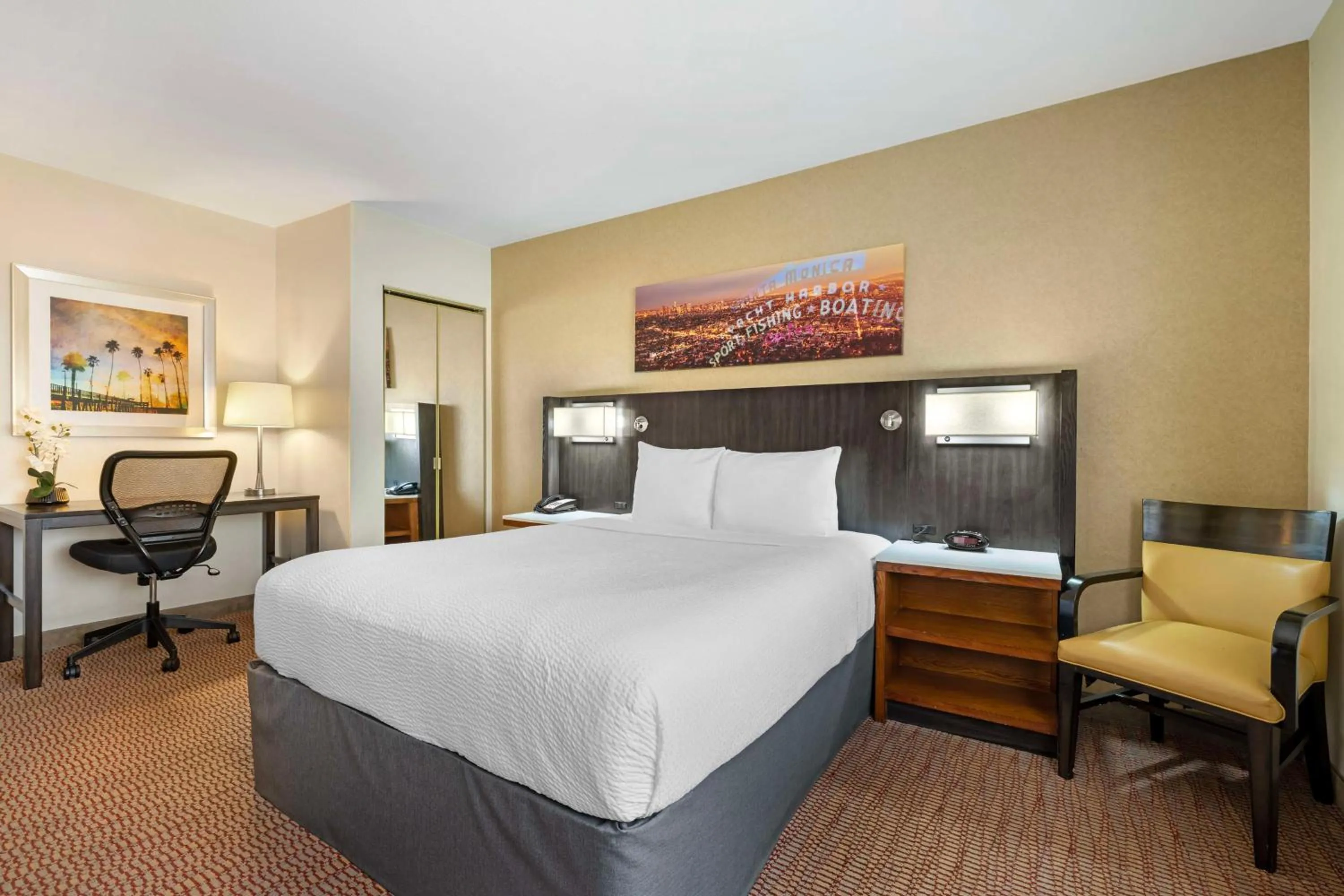 Bedroom, Bed in Best Western Royal Palace Inn & Suites