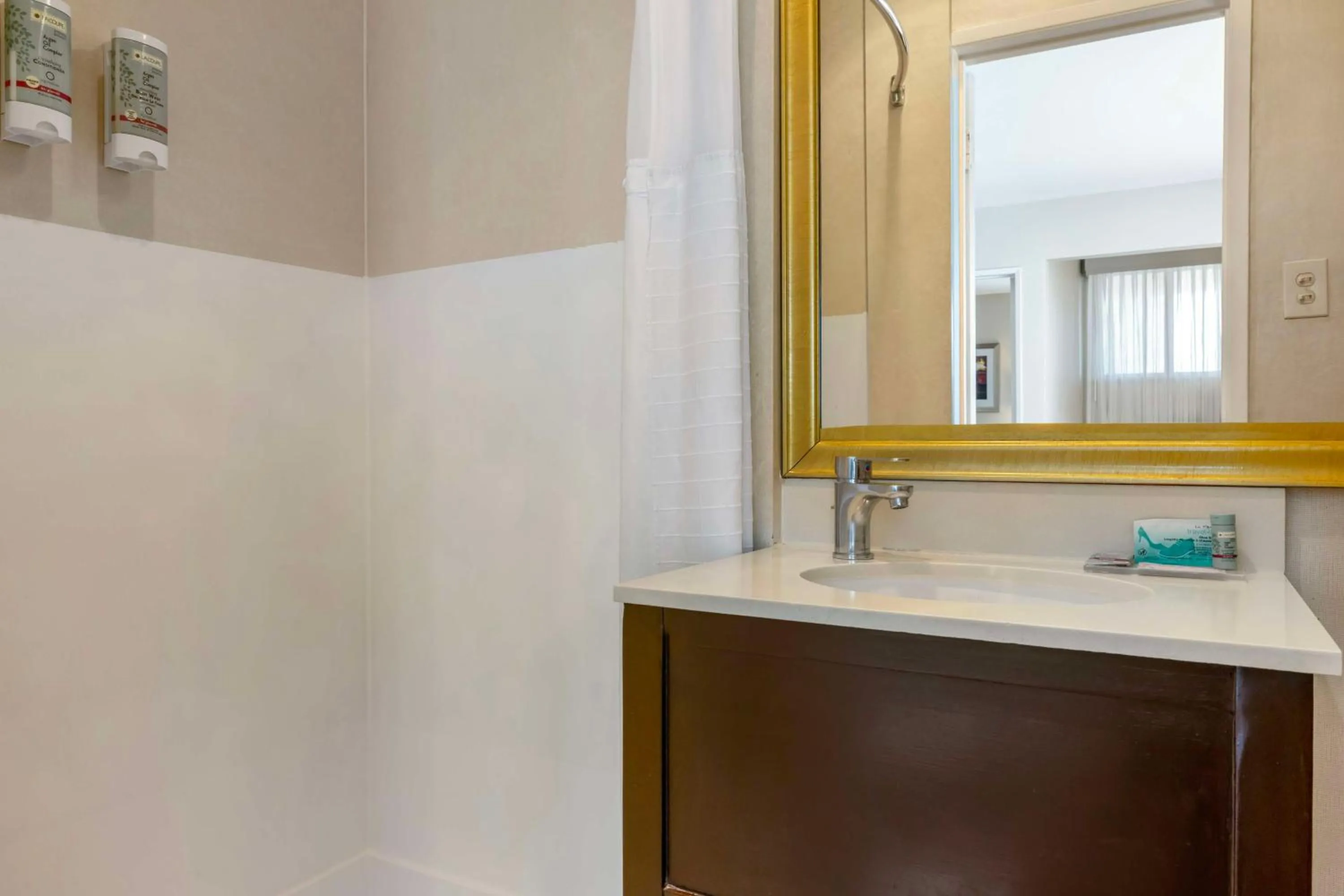 Bathroom in Best Western Royal Palace Inn & Suites