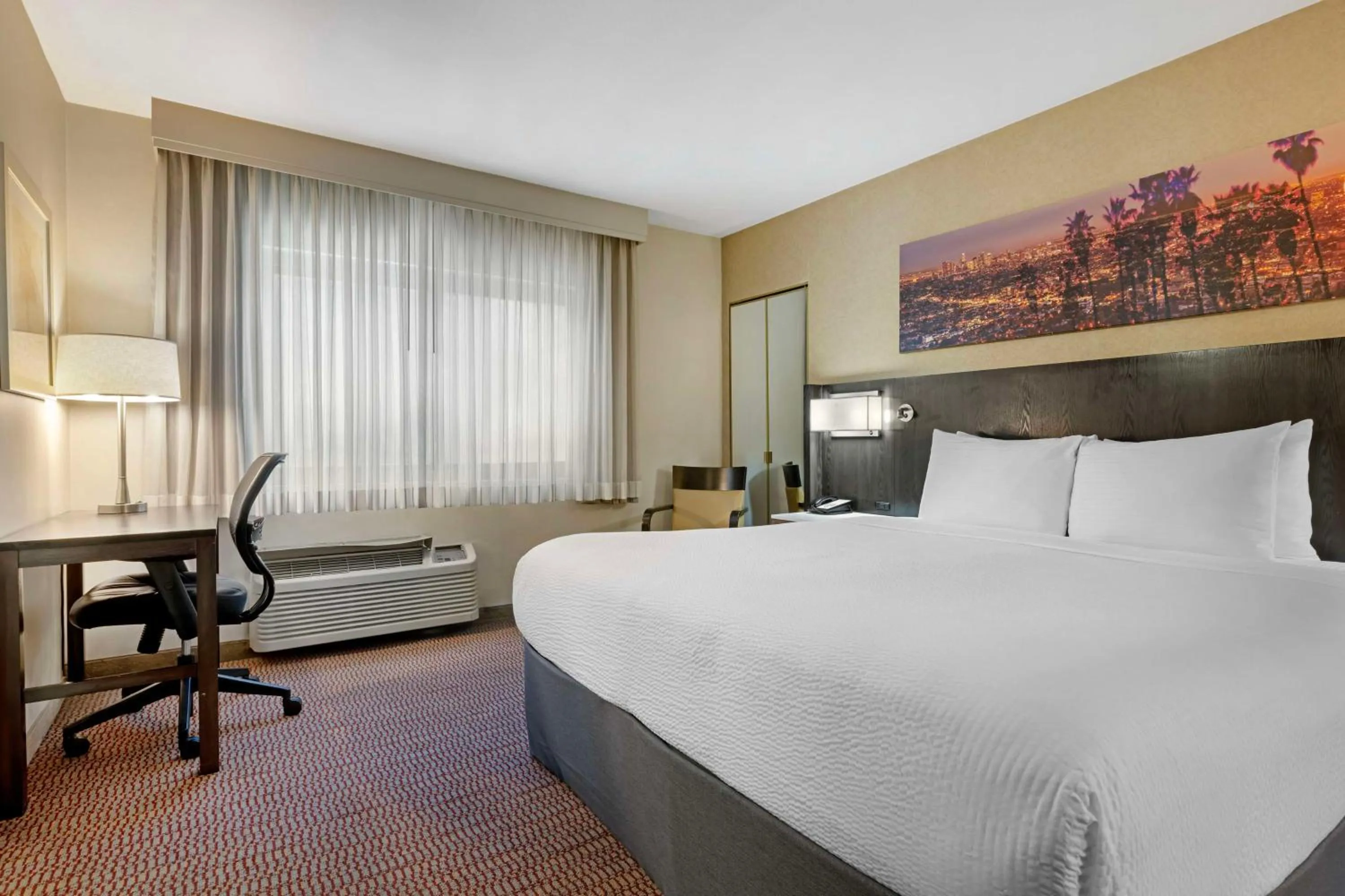 Bedroom, Bed in Best Western Royal Palace Inn & Suites