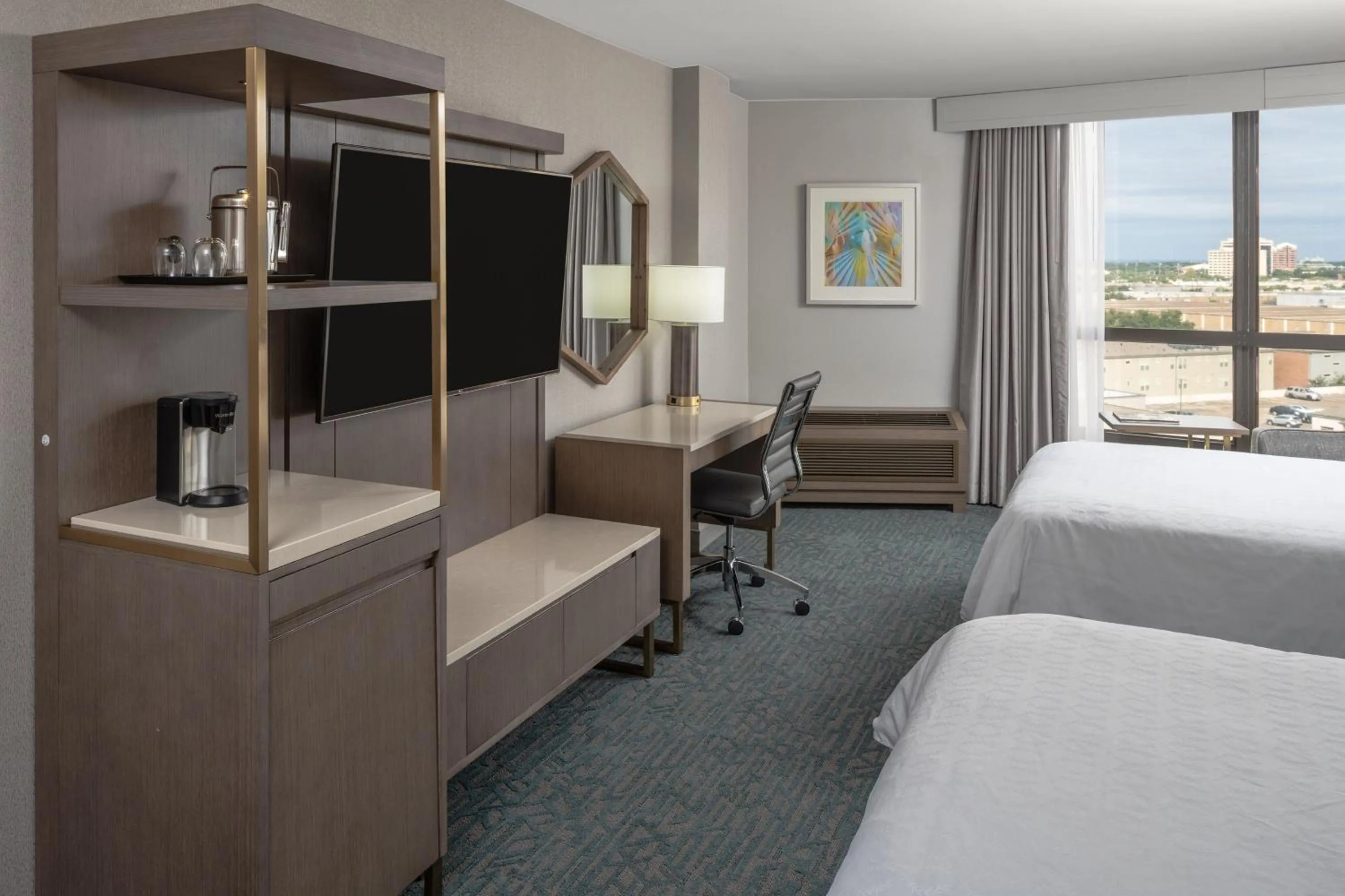 Photo of the whole room, Bed in Sheraton Dallas Hotel by the Galleria