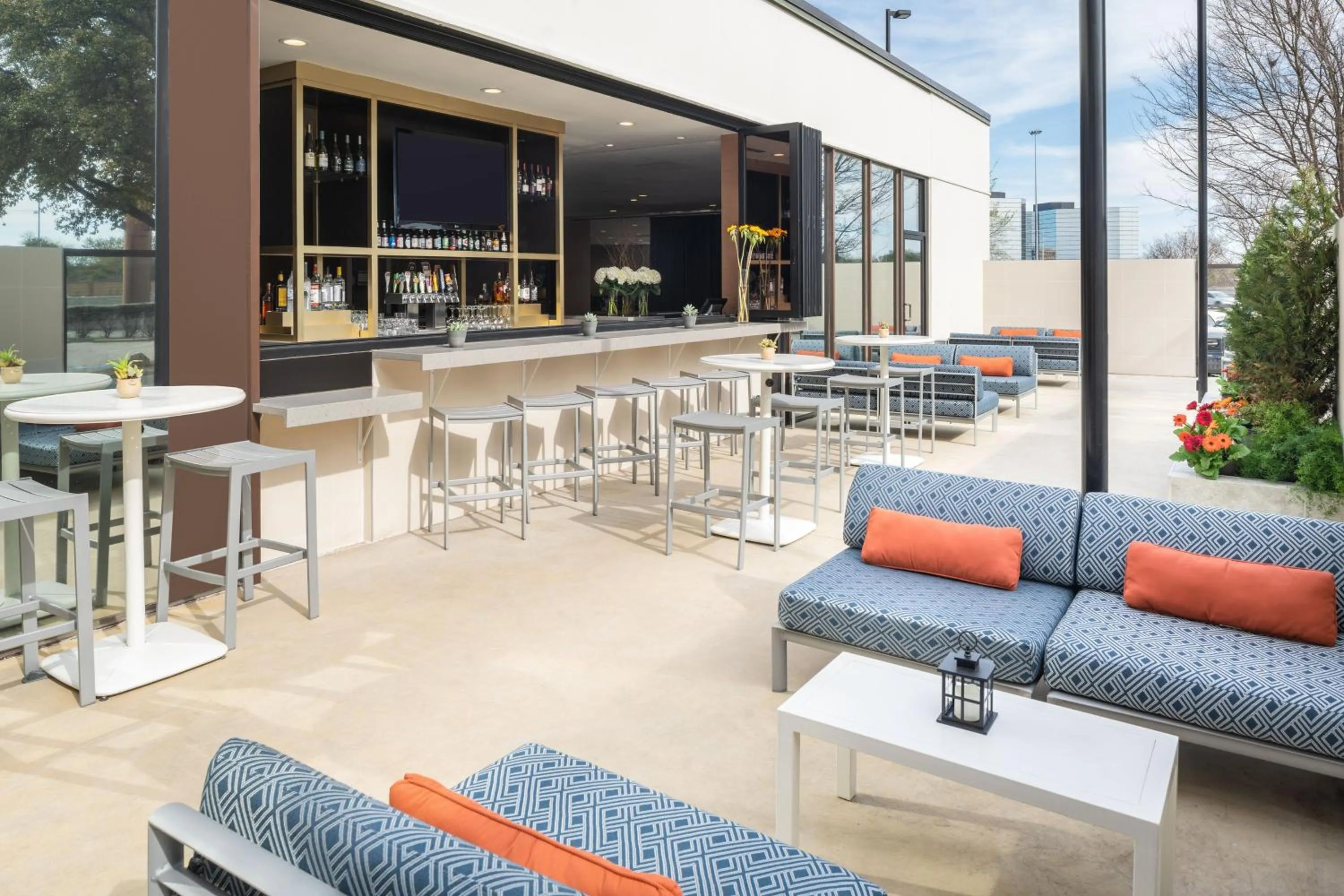 Lounge or bar in Sheraton Dallas Hotel by the Galleria