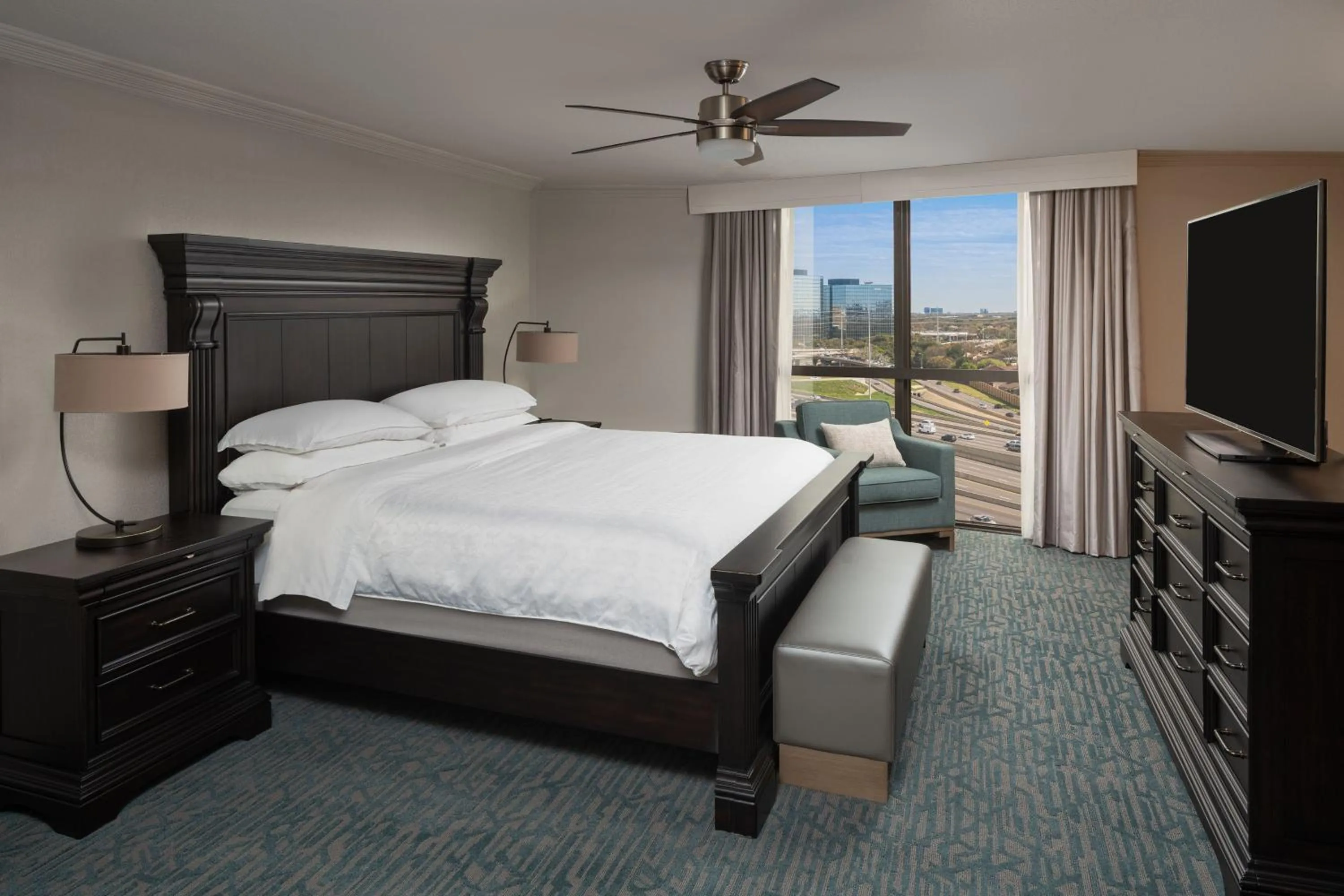 Photo of the whole room, Bed in Sheraton Dallas Hotel by the Galleria
