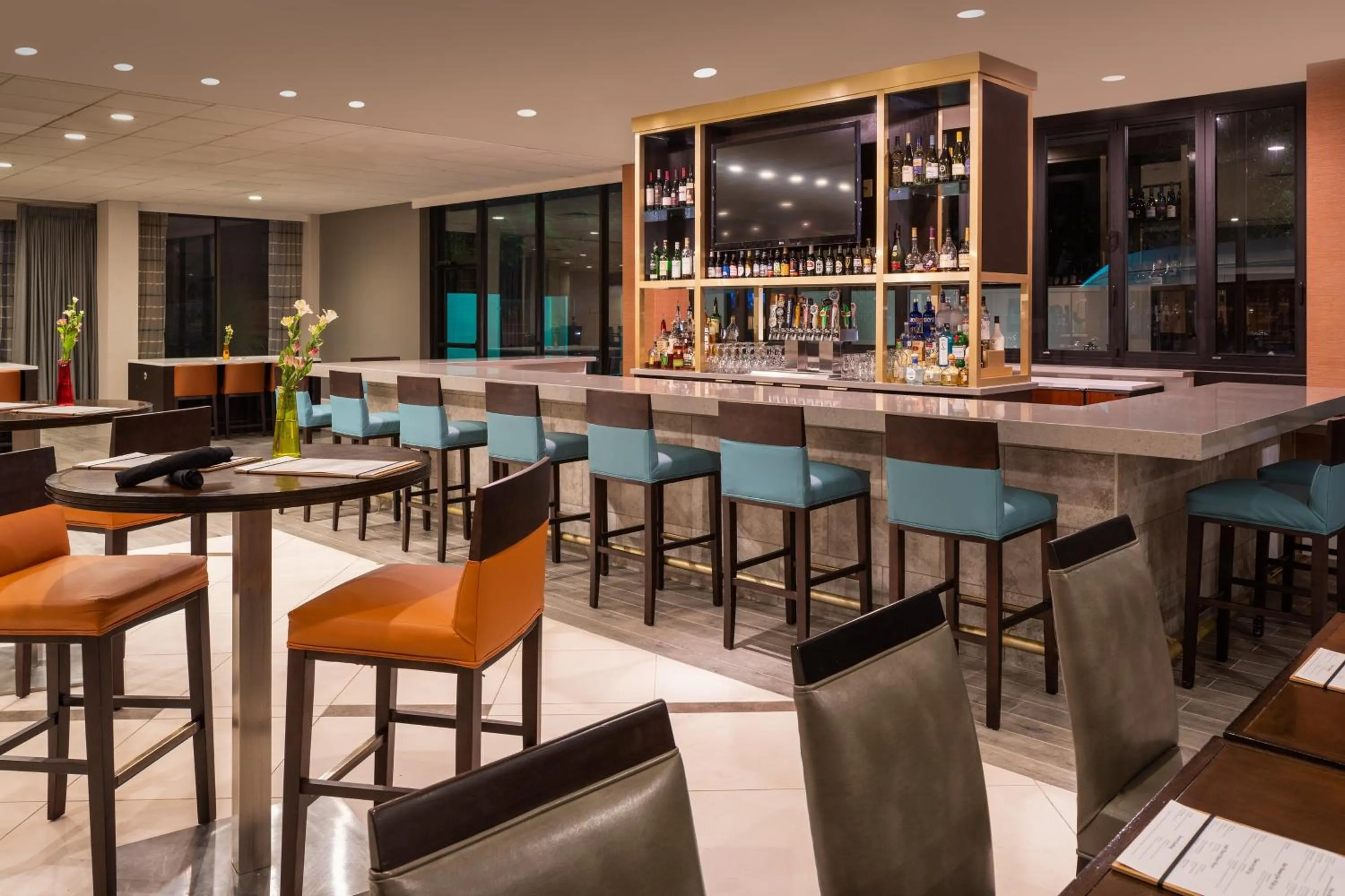 Lounge or bar in Sheraton Dallas Hotel by the Galleria