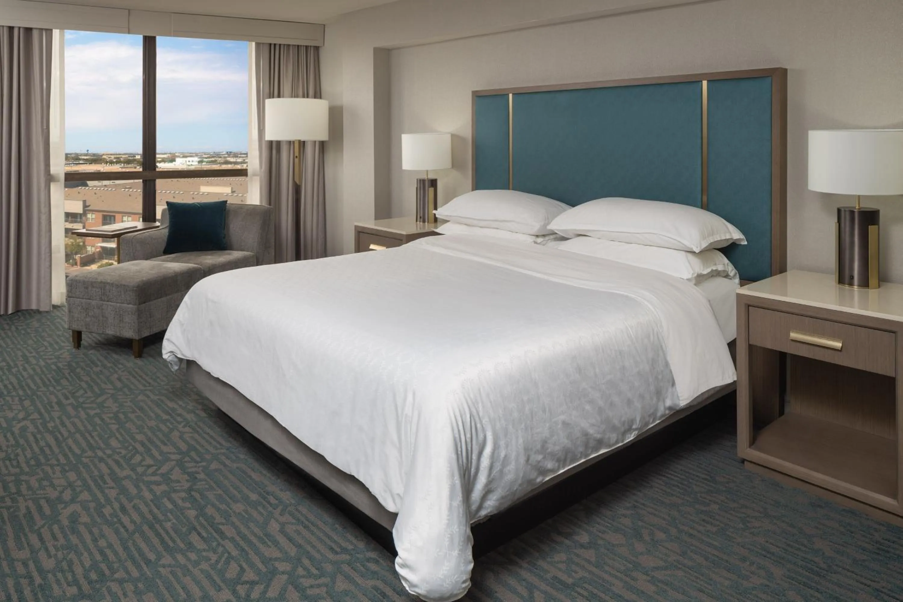 Photo of the whole room, Bed in Sheraton Dallas Hotel by the Galleria