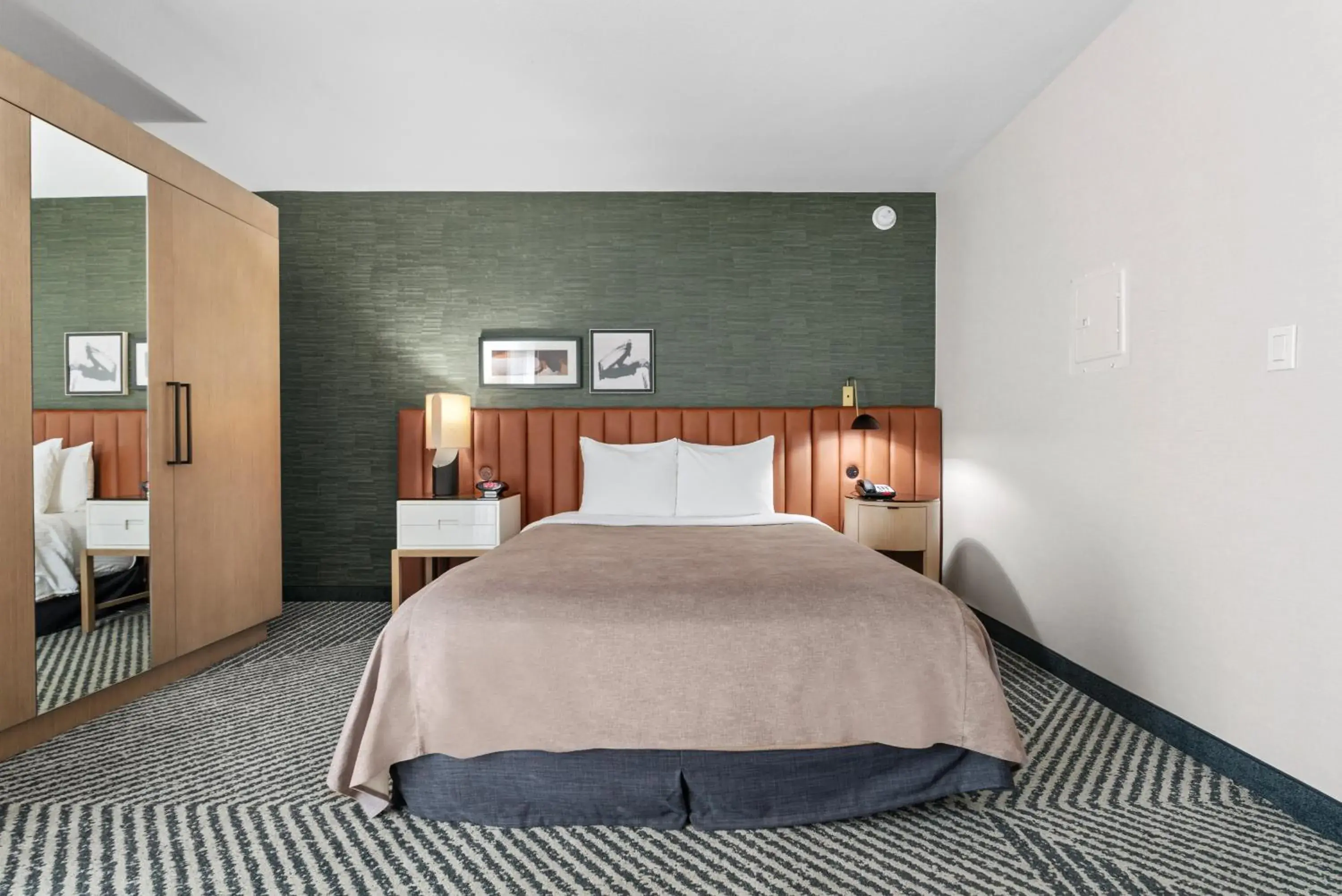 Queen Room - Disability Access in Royal Palace Westwood Hotel Queen Room - Disability Access in Royal Palace Westwood Hotel