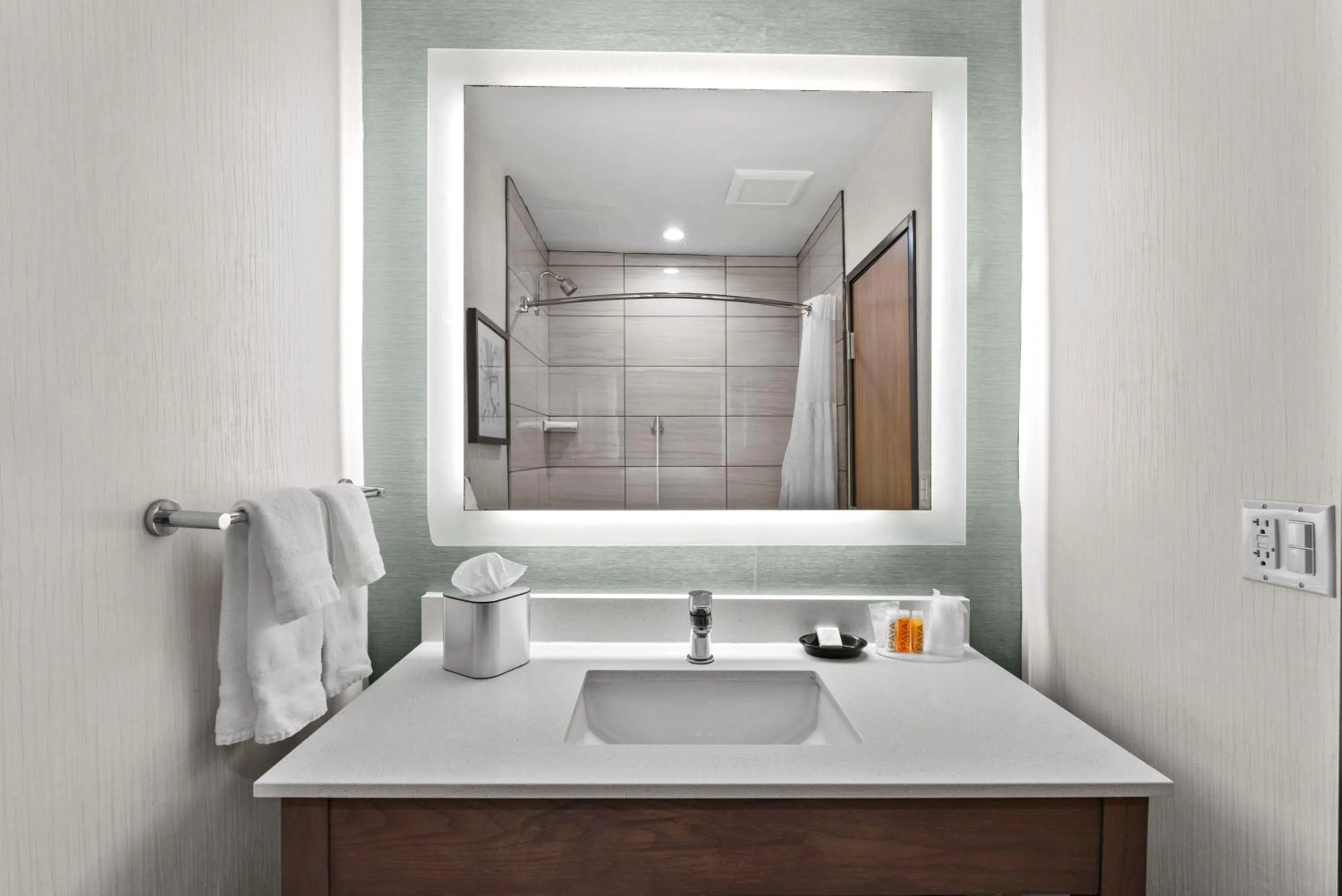 Bathroom in Royal Palace Westwood Hotel