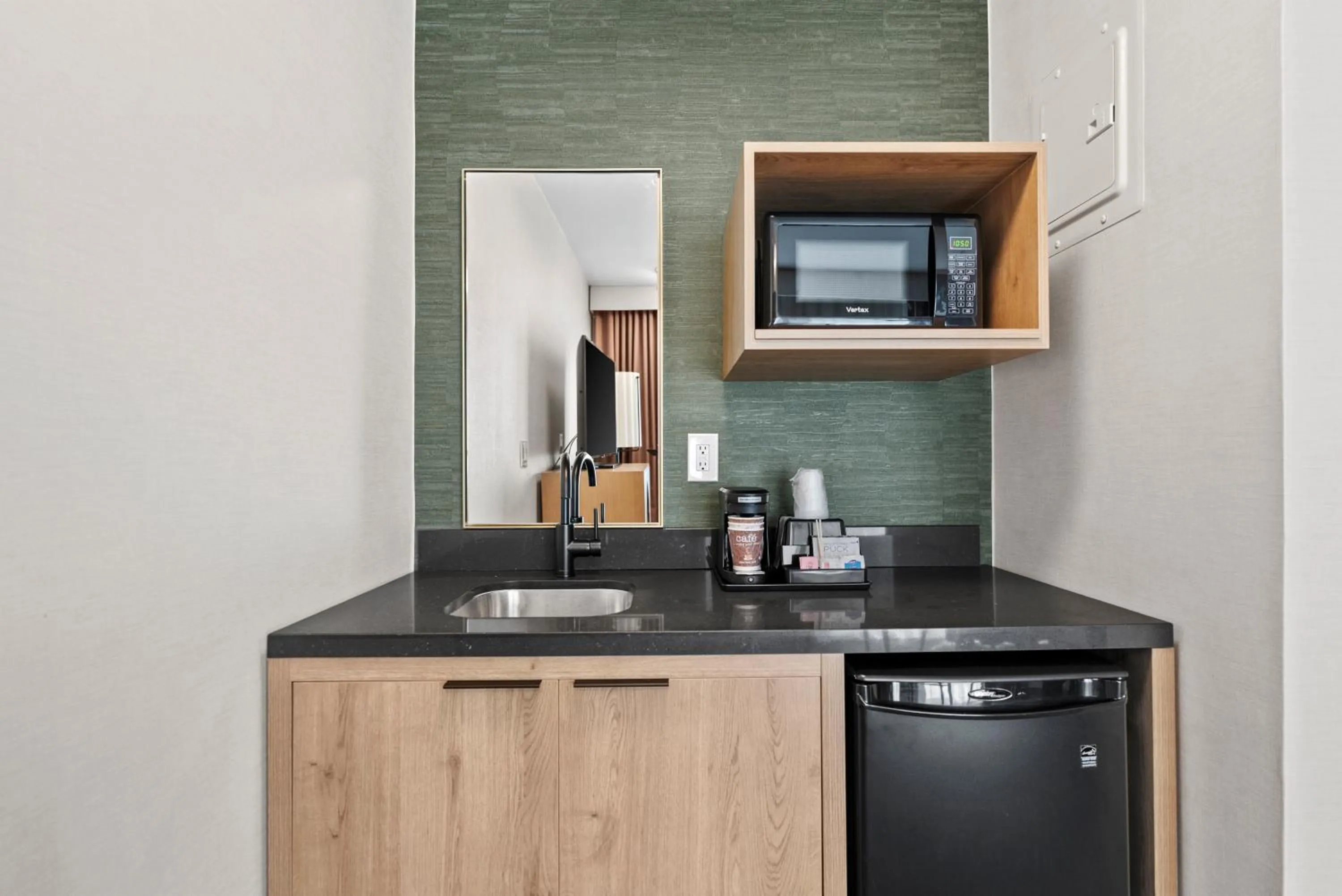 microwave in Royal Palace Westwood Hotel