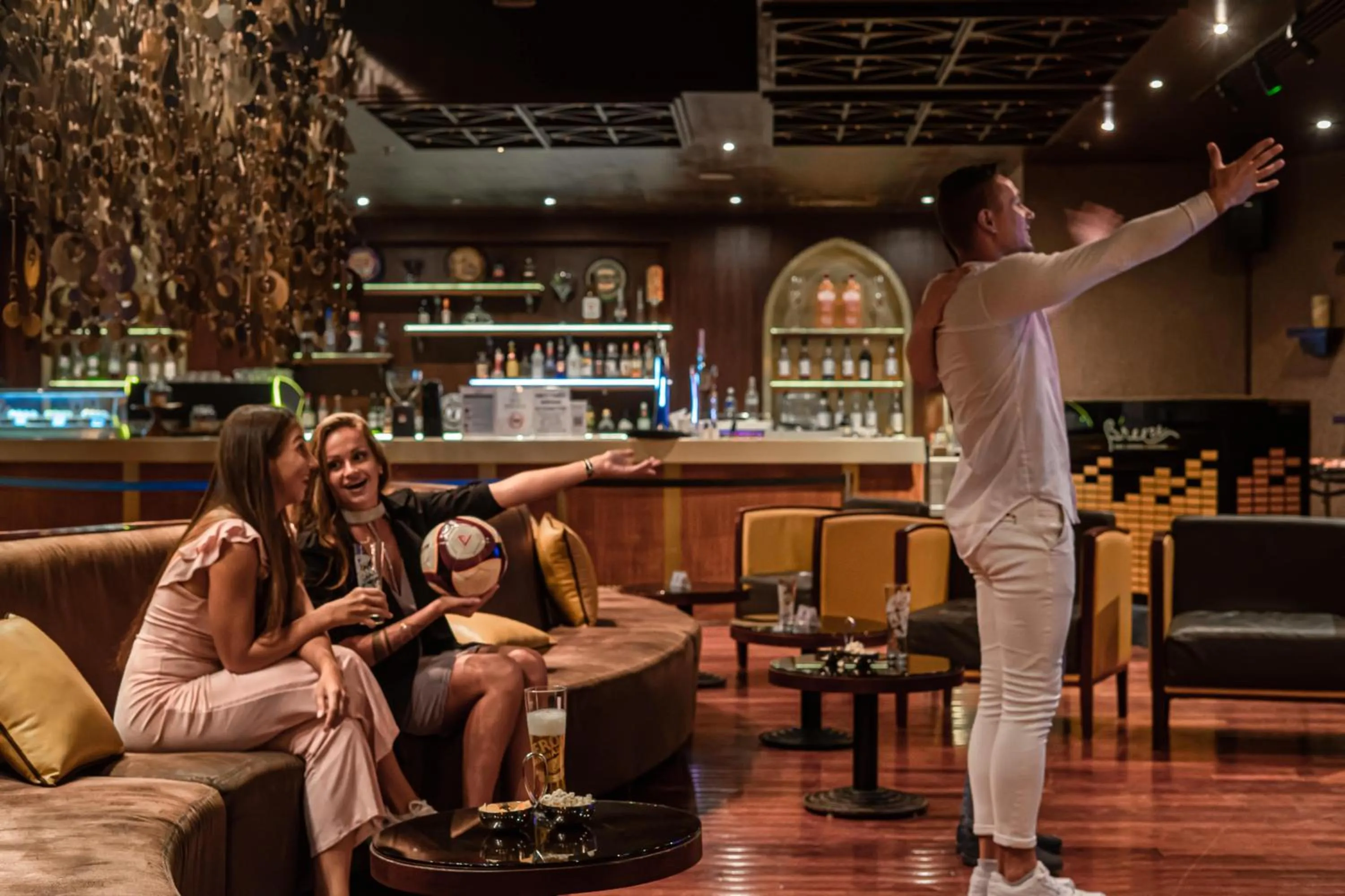 Lounge or bar in The Cove Rotana Resort - Ras Al Khaimah