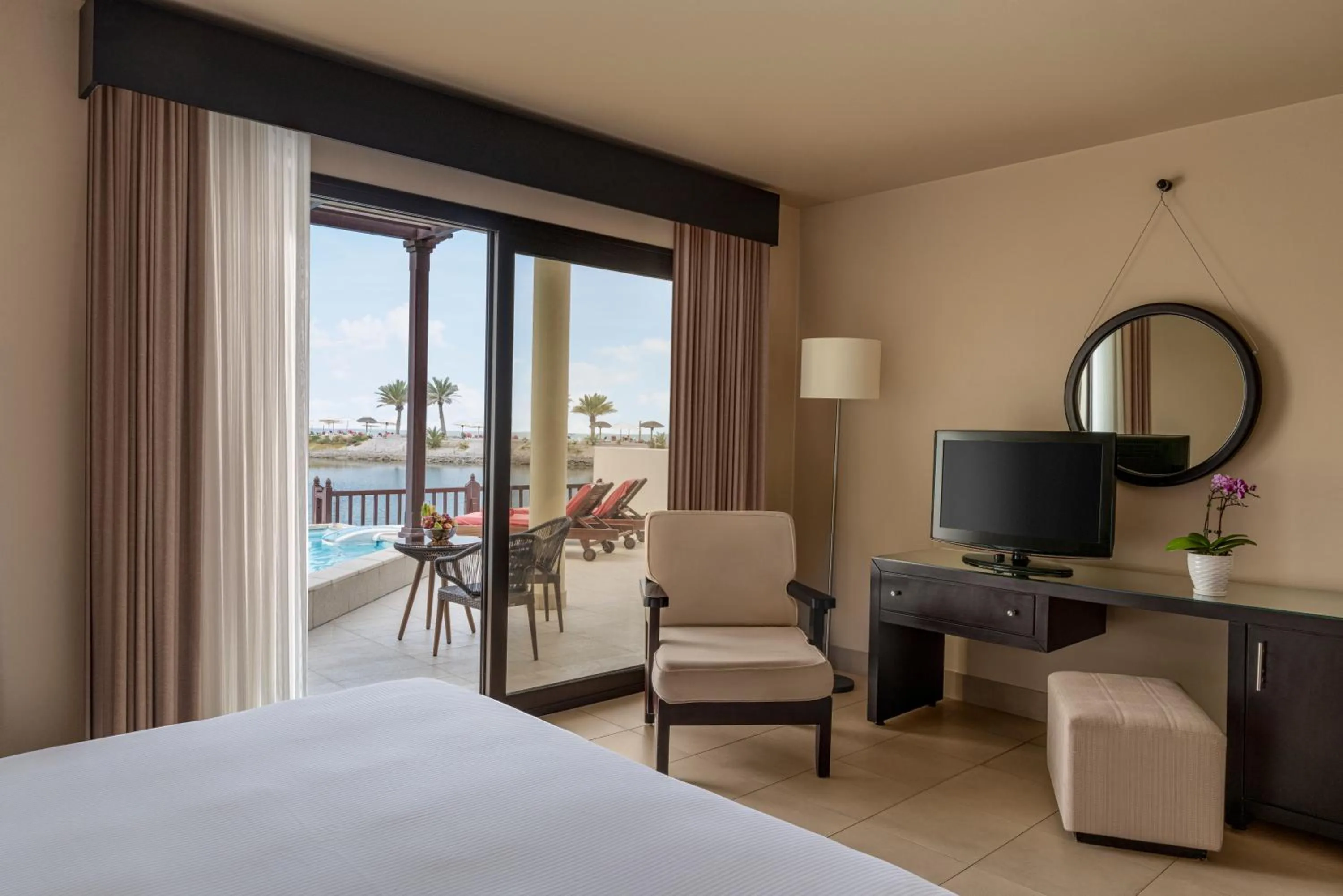 Natural landscape, Bed in The Cove Rotana Resort - Ras Al Khaimah