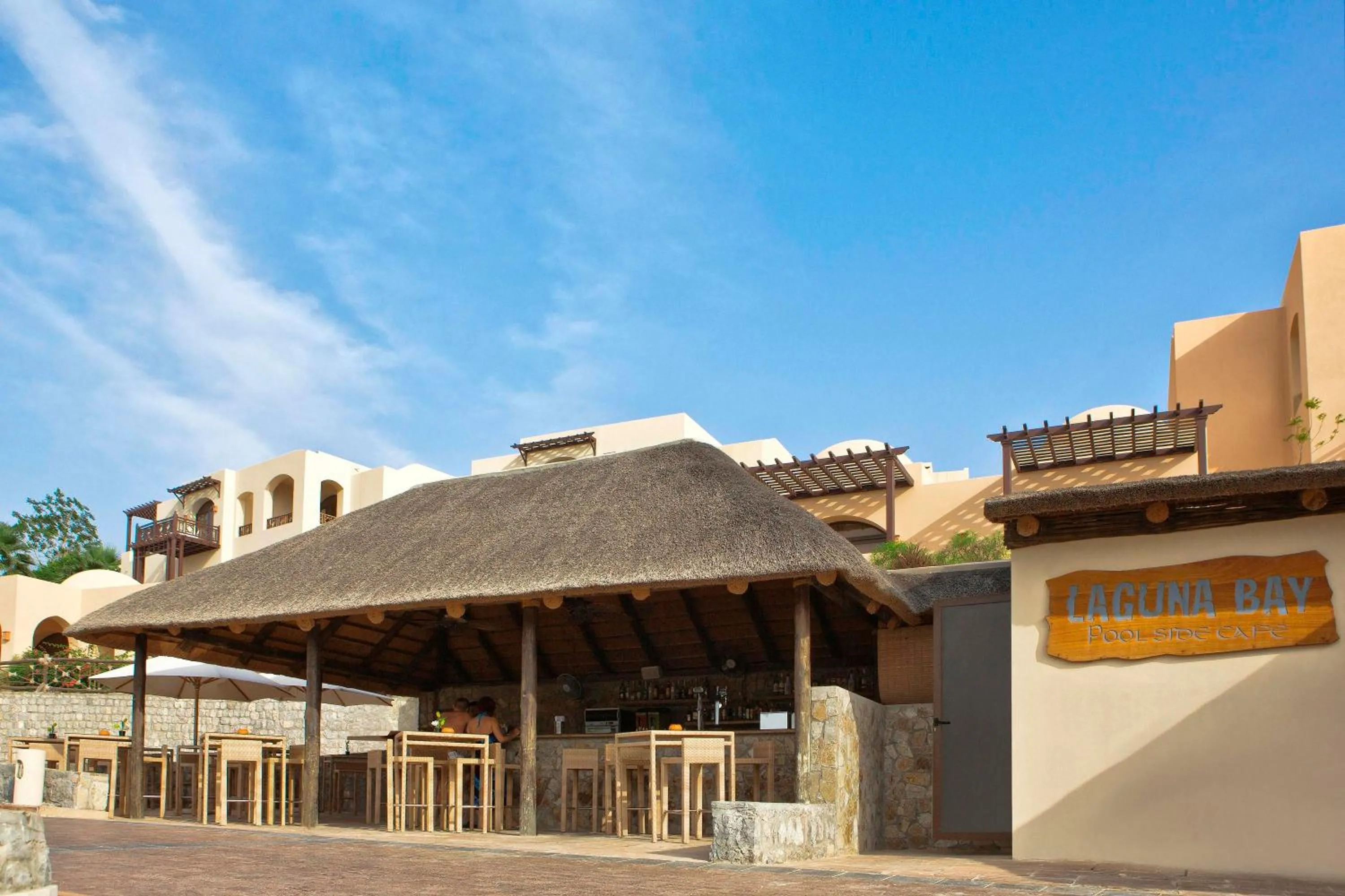 Lounge or bar in The Cove Rotana Resort - Ras Al Khaimah